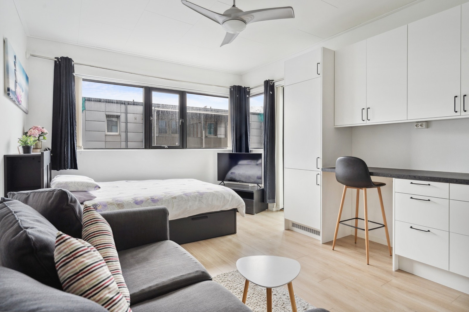 Store vindusflater som slipper inn rikelig med naturlig lys Galleribilde