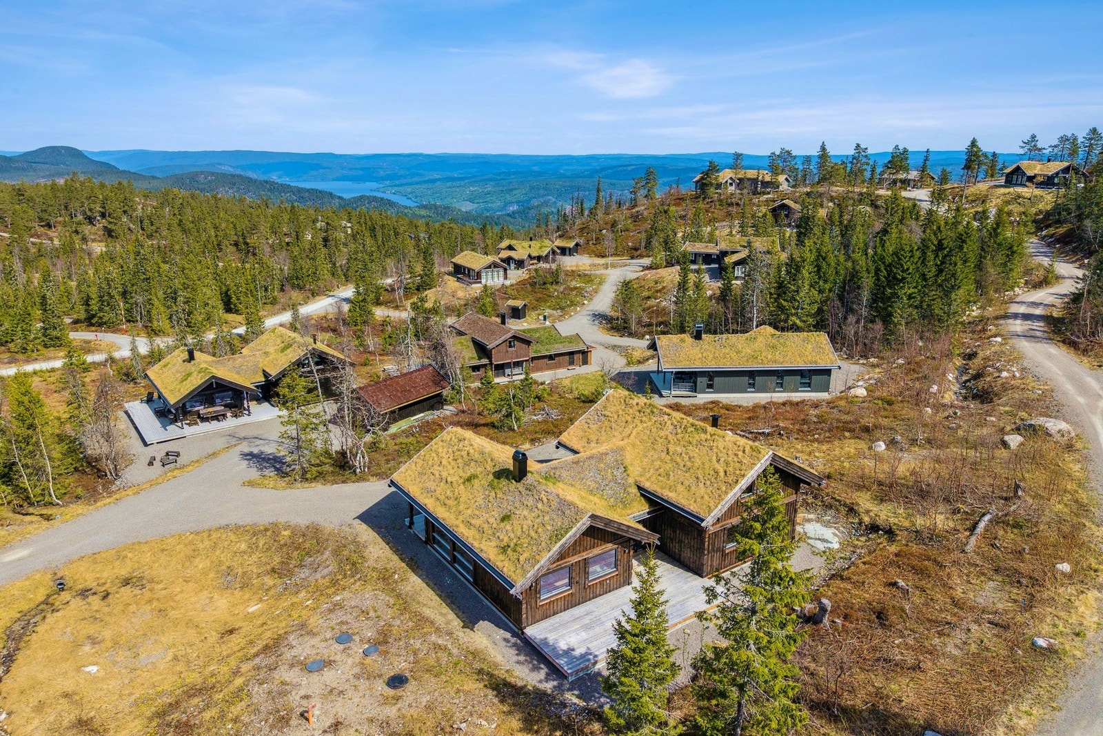 Hytta ligger åpent og solrikt til i et etablert og rolig hyttefelt på Vikerfjell, med flott utsyn over fjell og natur. Galleribilde
