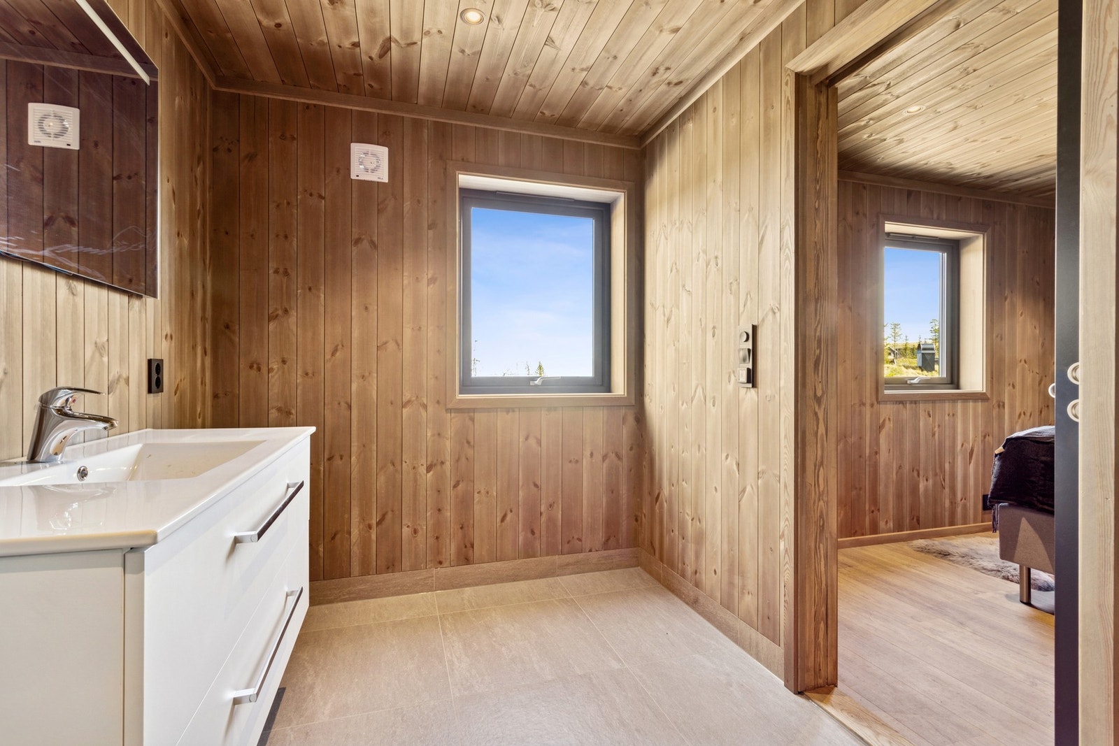 Herlig med eget bad til hovedsoverommet. Galleribilde