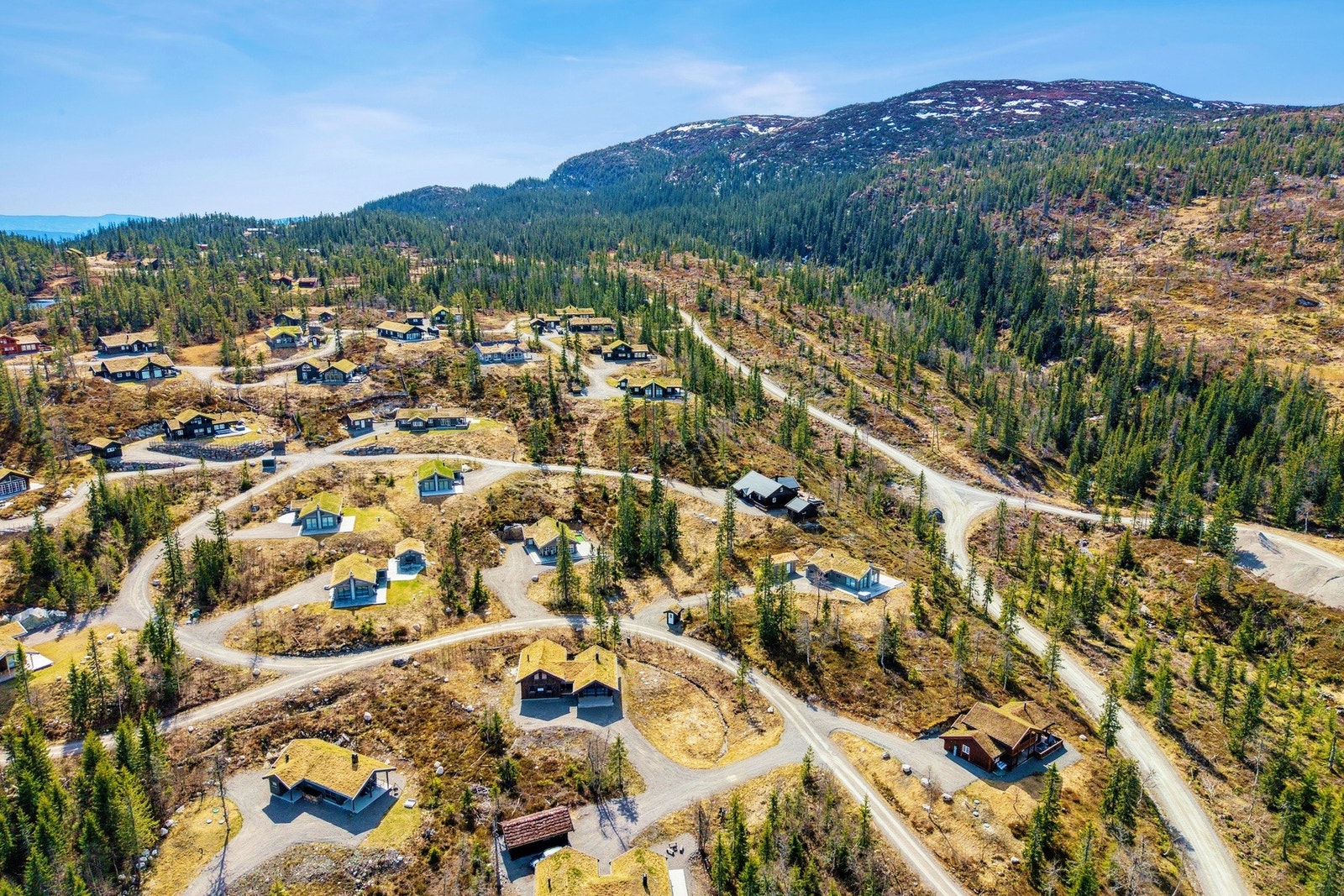 Luftig oversiktsbilde som viser den naturskjønne beliggenheten i Seterhaugen hyttefelt på Vikerfjell - med kort vei til både løyper og turstier. Galleribilde