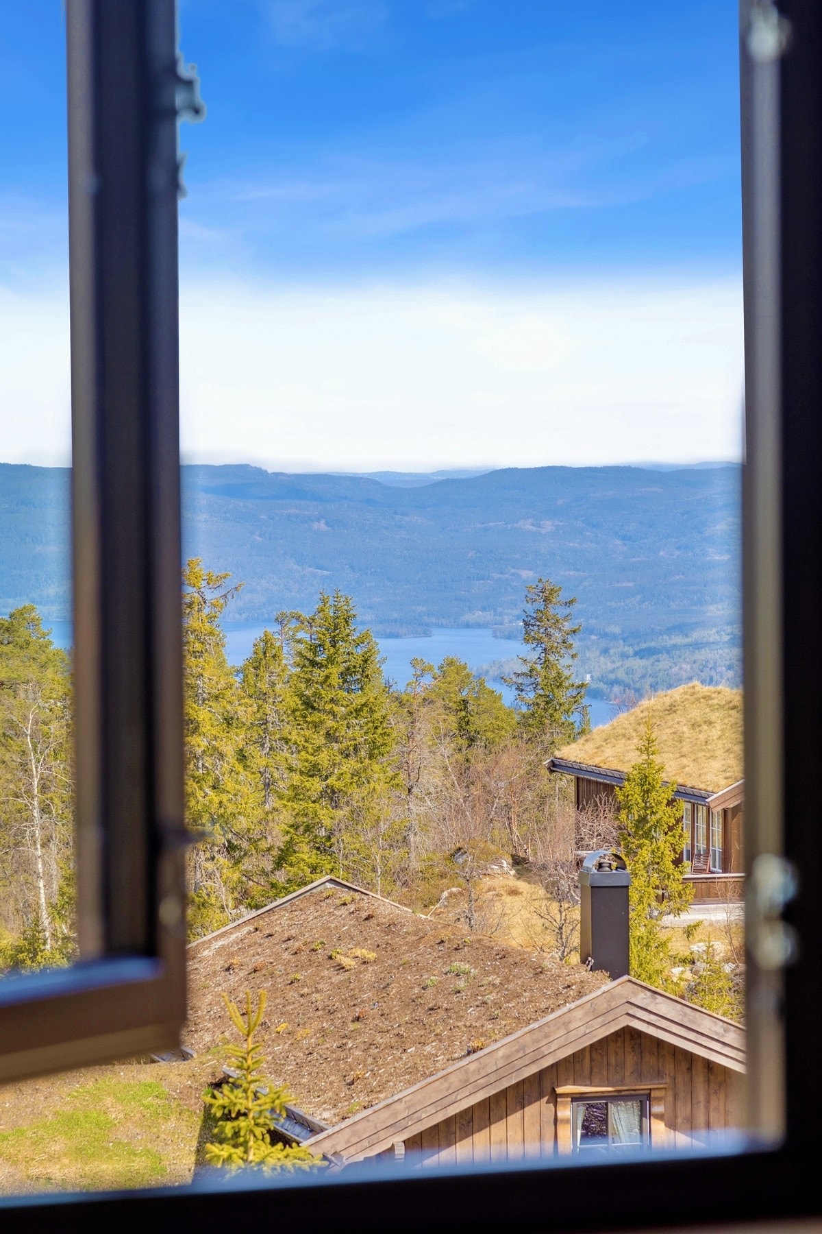 Nydelig utsyn fra soverommet - her kan du starte dagen med å nyte blikket utover åsene og fjellene i det fjerne. Galleribilde