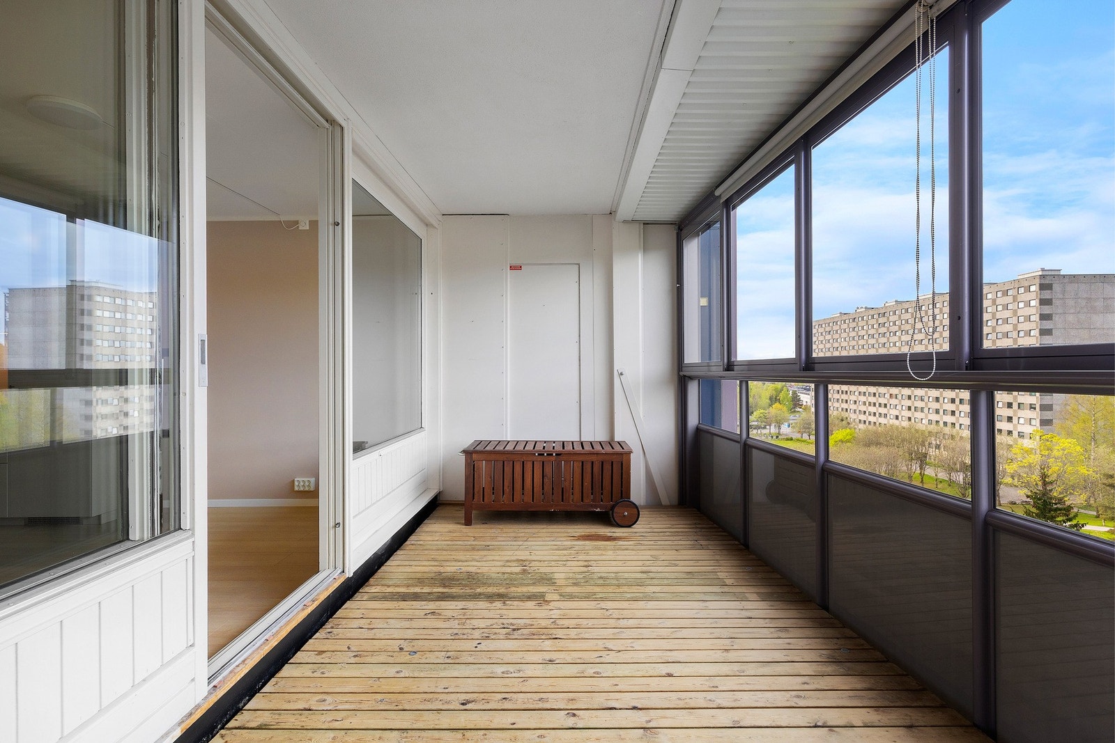Fra stuen har man tilgang til en vestvendt innglasset balkong på 11,5m2 med gode solforhold. Galleribilde