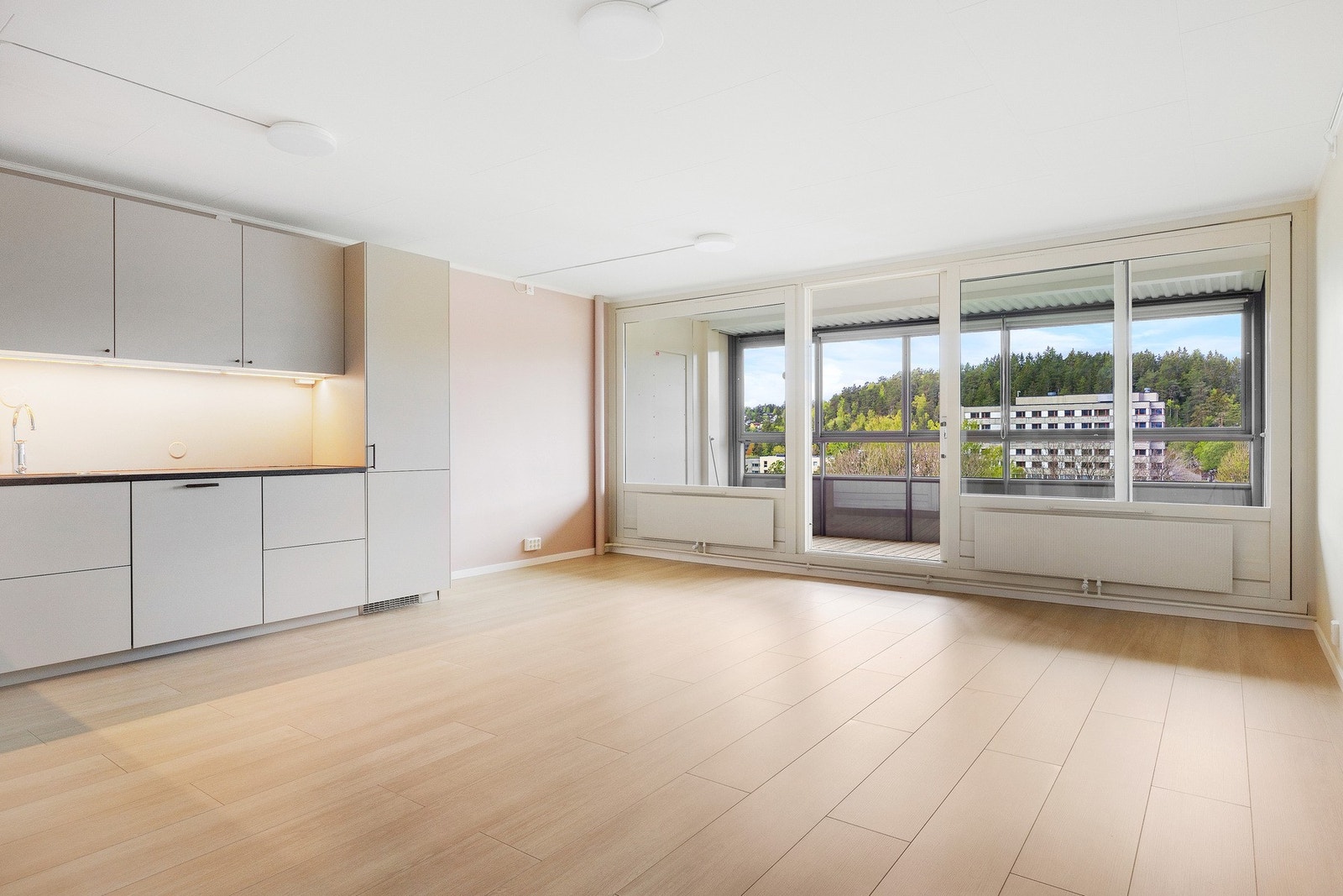 Stuen er stor med gode innredningsmuligheter. Galleribilde