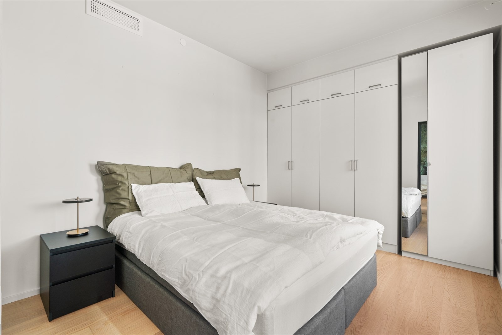 Her har du rikelig med skapplass som optimaliserer lagringsplassen. Galleribilde