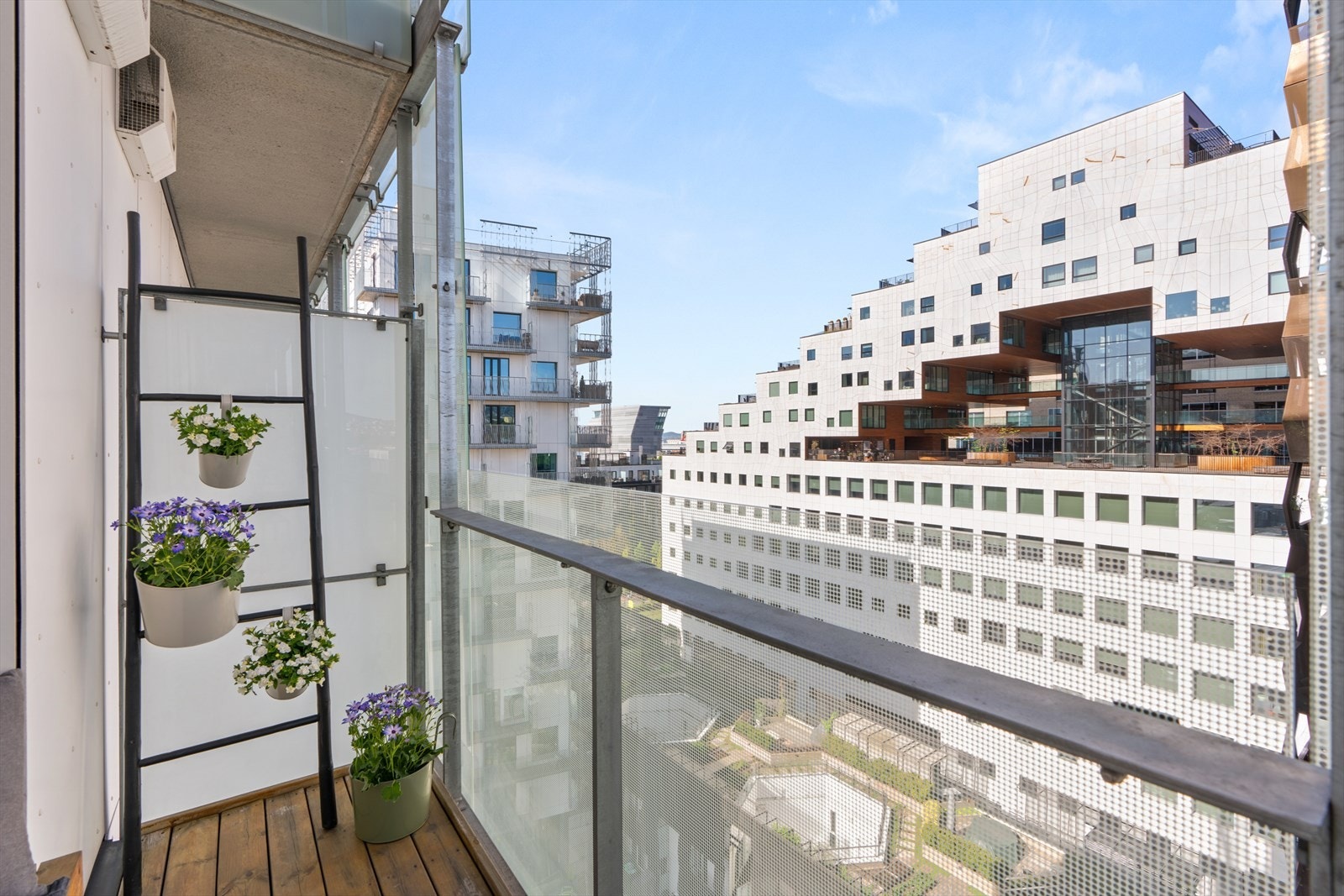 Balkongen ligger vendt mot vest med herlige solforhold, hvor du kan nyte solen fra midt på dagen og utover ettermiddagen. Galleribilde