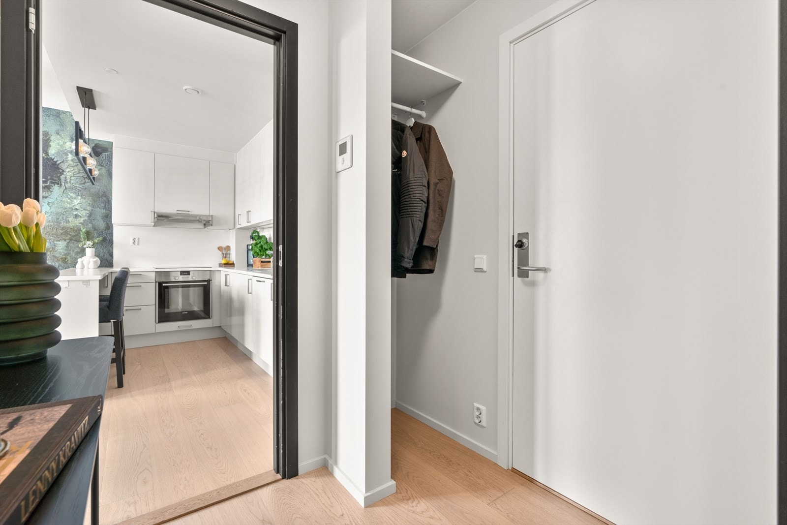 Innvendig møtes du av en lys som gir en hyggelig velkomst inn i boligen. Galleribilde