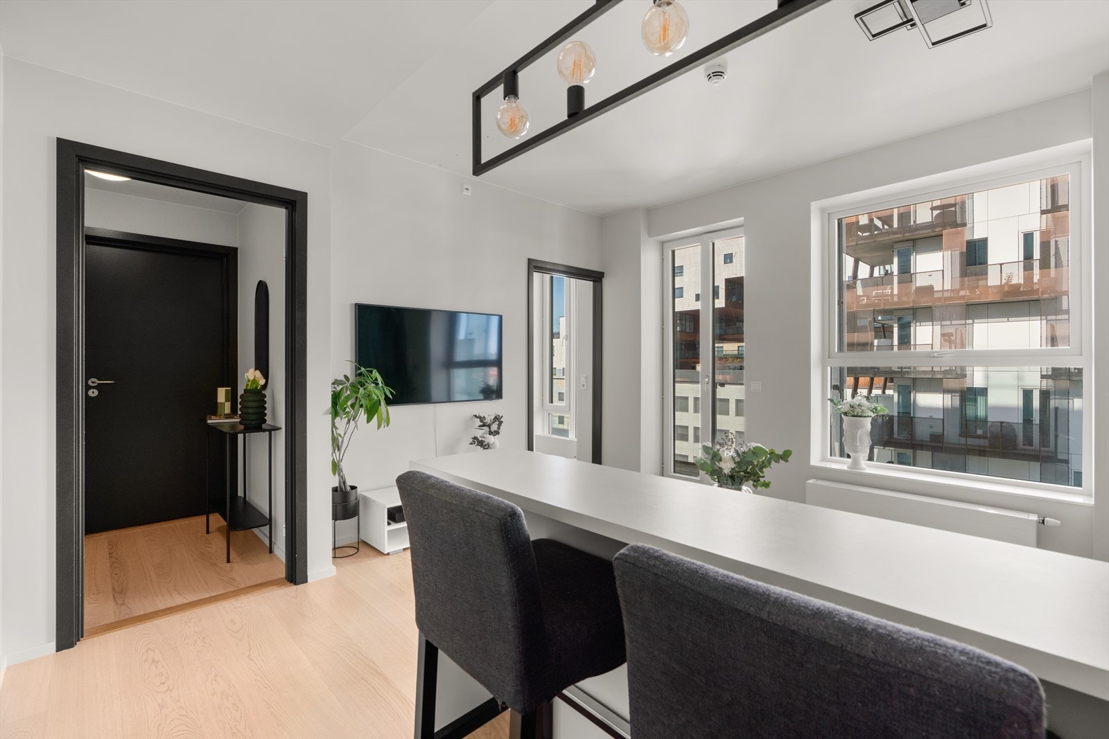 Boligen er tilknyttet fjernvarme med radiator i stuen og soverommet. Galleribilde