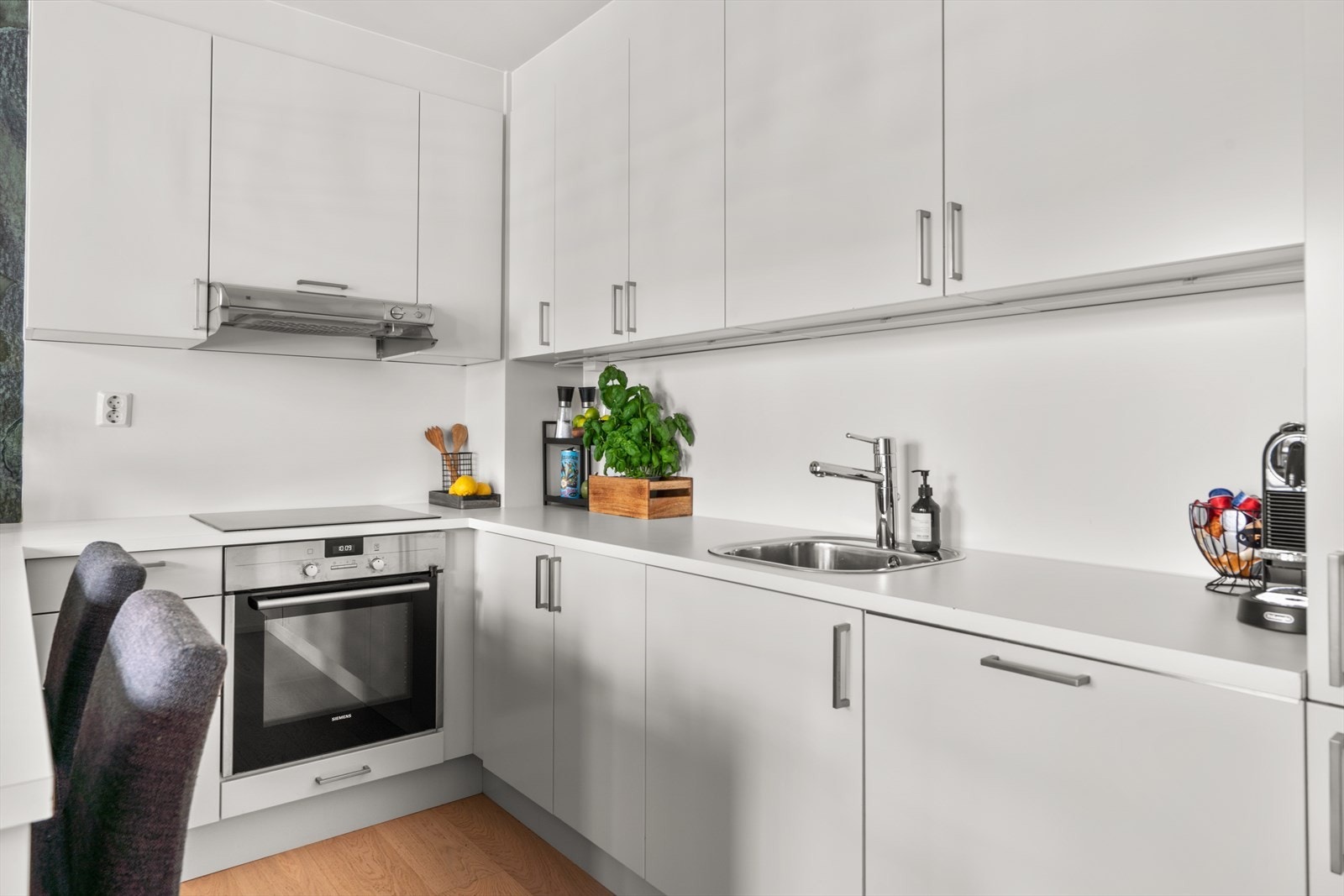 Kjøkkenet er funksjonelt utformet med god skap- og benkeplass som gjør det enkelt å tilberede hvert måltid. Galleribilde