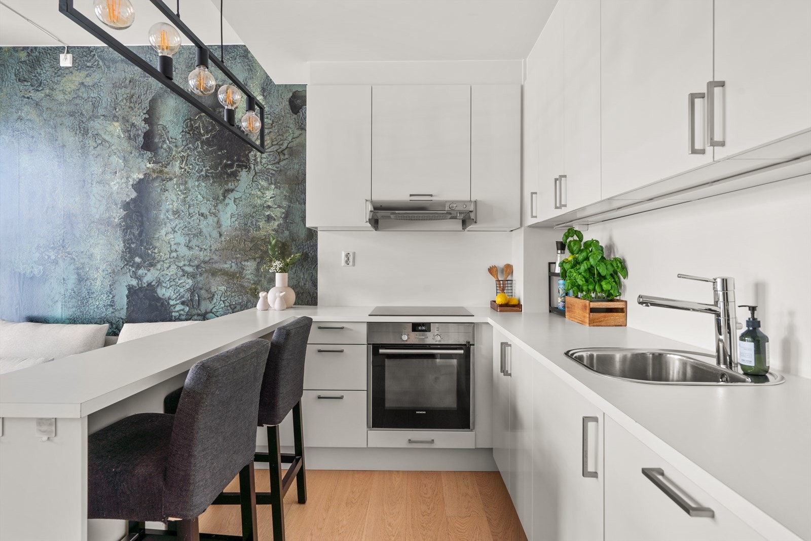 Integrerte hvitevarer som oppvaskmaskin, kjøl/frys, koketopp og stekeovn. Galleribilde