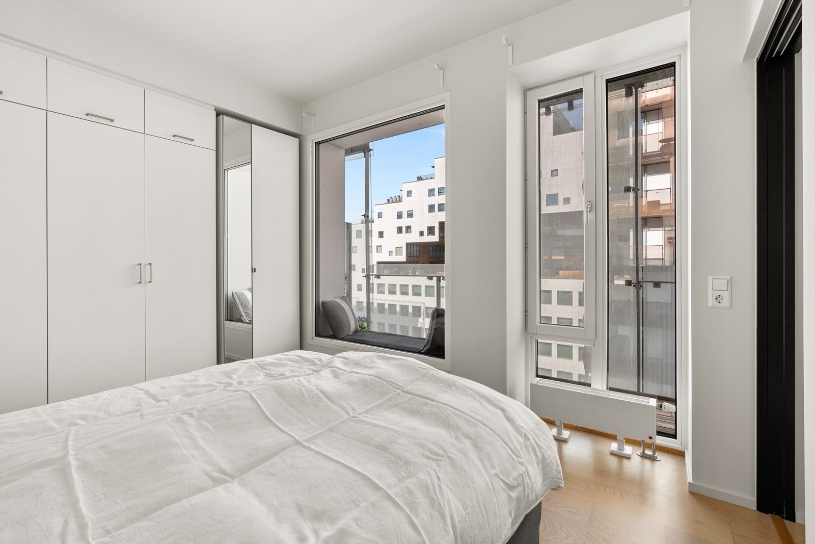 Vinduet har ekstra bred vinduskarm som gir mulighet til å lage en egen lesekrok. Galleribilde