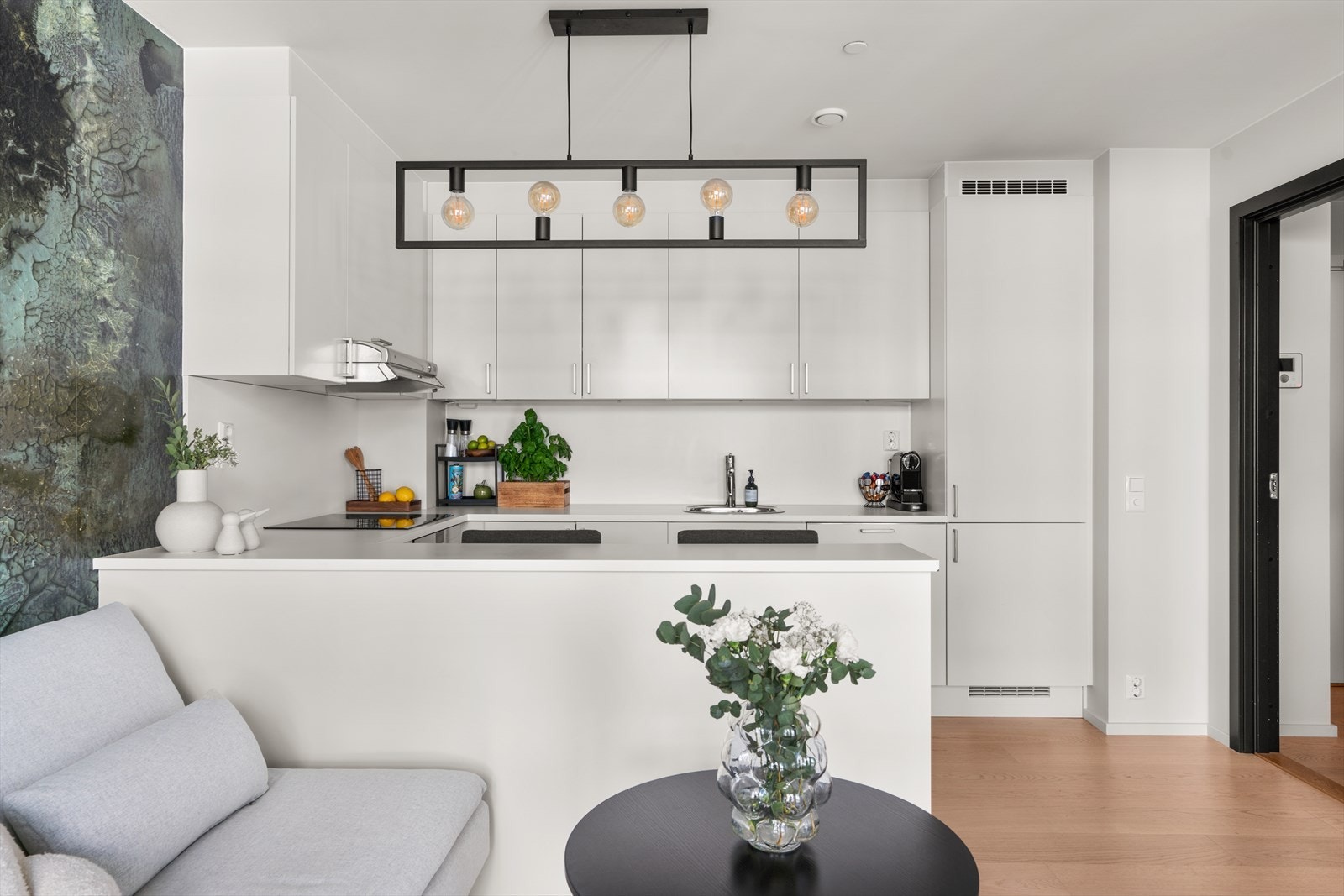 Den åpne løsningen mellom stue og kjøkken gjør at dette mest sannsynlig er det rommet du kommer til å tilbringe mesteparten av tiden din. Galleribilde