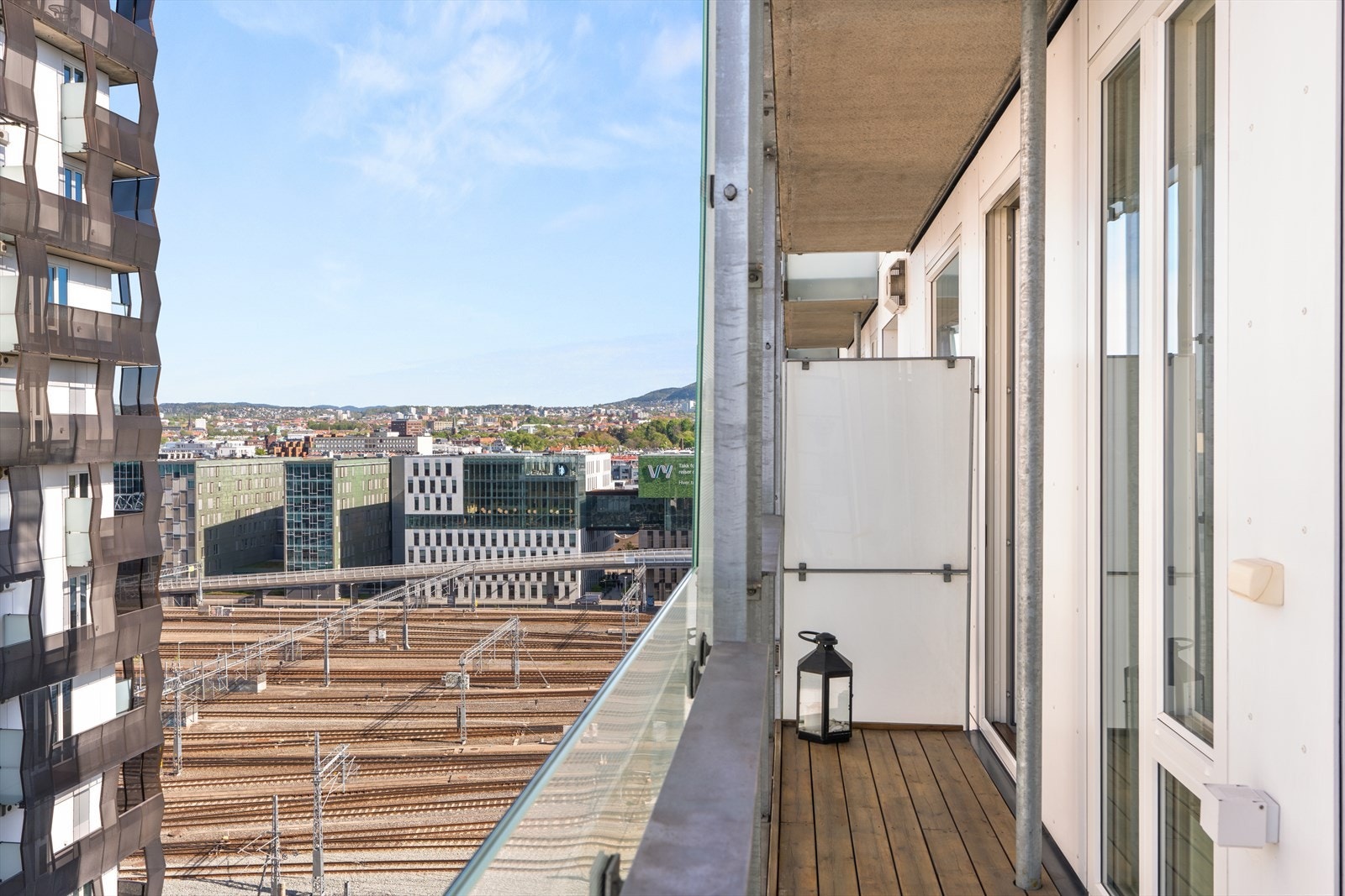 Leiligheten ligger i det karakteristiske bygget, Cliffhanger, i Barcode. Her finner du alt et rikt byliv kan tilby rett utenfor døren. Galleribilde