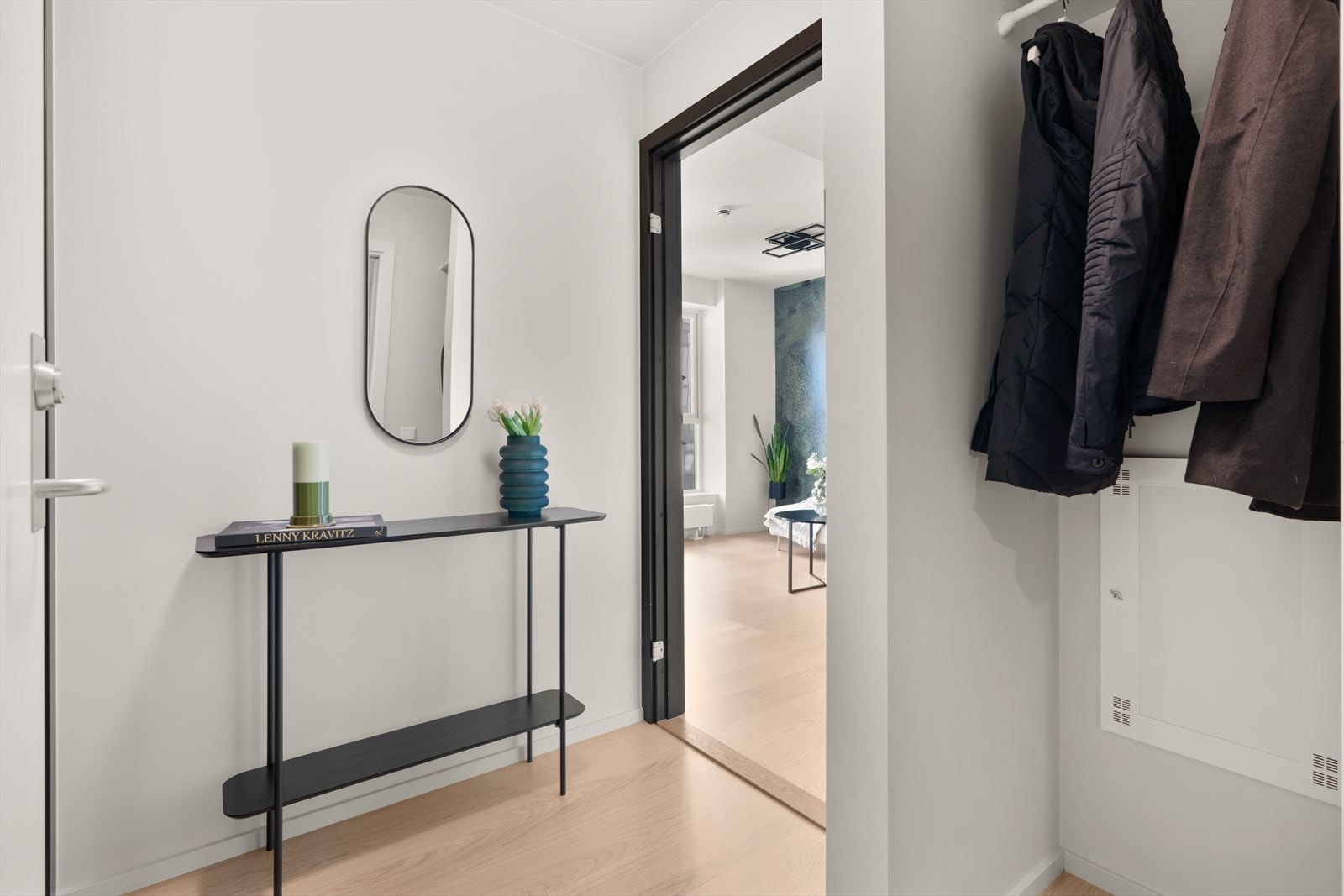 Her har du plass til å sette fra deg sko og henge fra deg yttertøy, samt mulighet for ytterliggere kommode eller tilsvarende møblement. Galleribilde