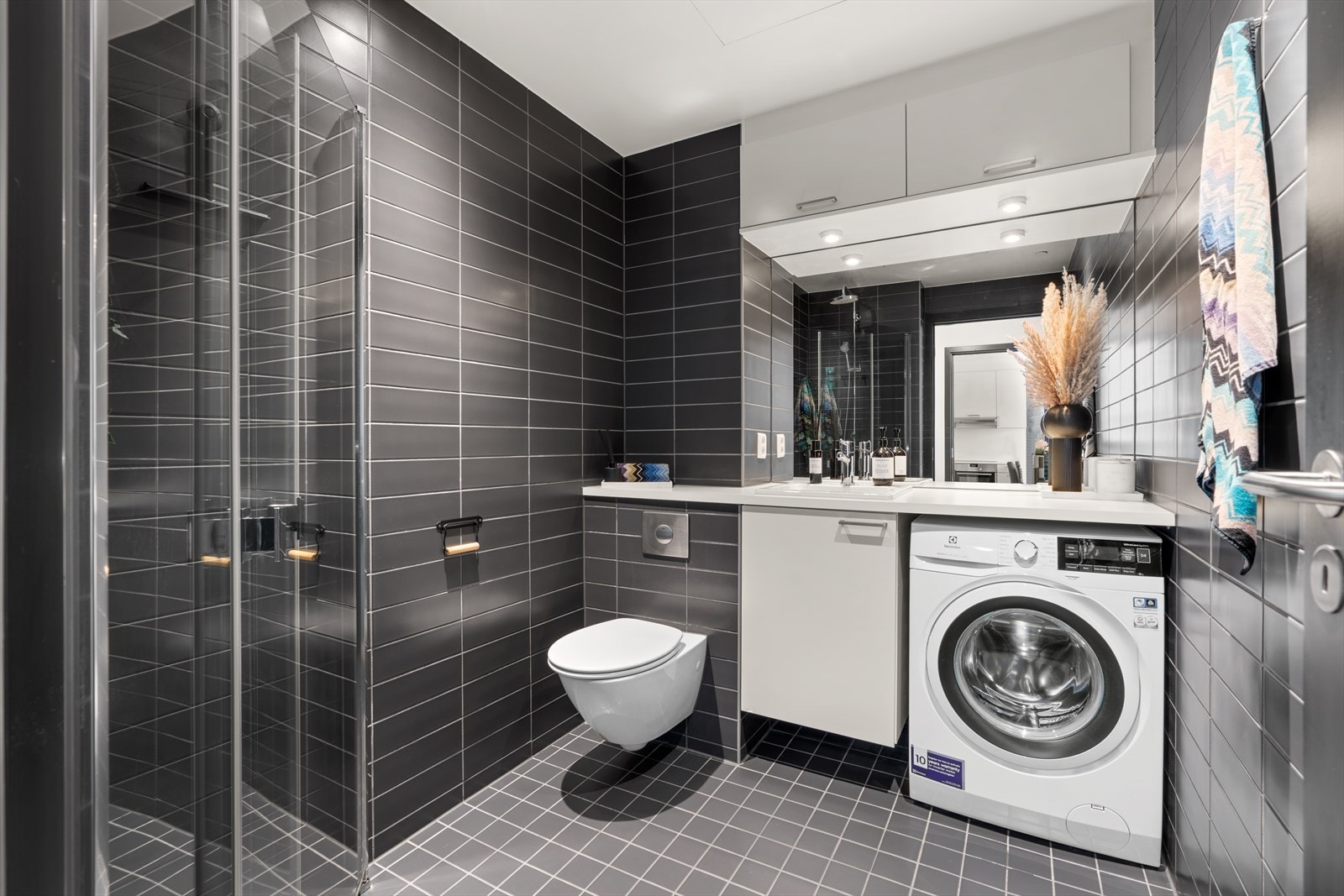 Delikat og innbydende flislagt bad med varmekabler i gulv. Galleribilde