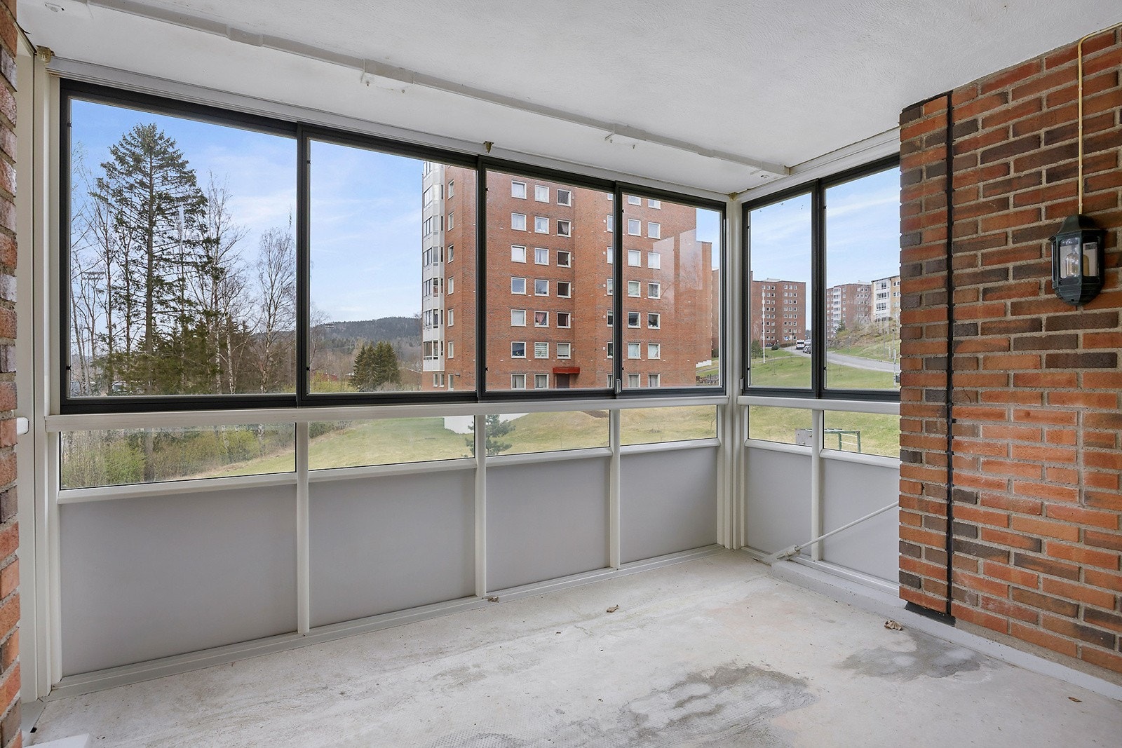 Luftig og solrik innglasset balkong med god plass til å innrede etter eget ønske Galleribilde