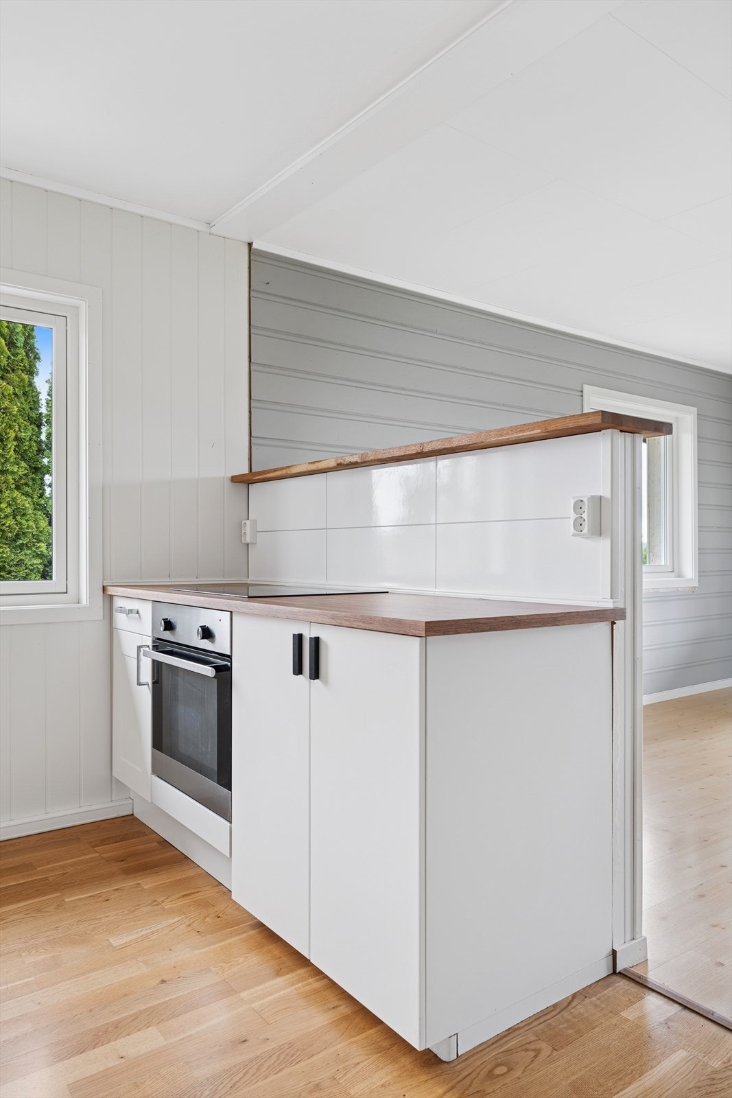 Her er det integrert stekeovn og platetopp, samt frittstående oppvaskmaskin og kombiskap. Galleribilde