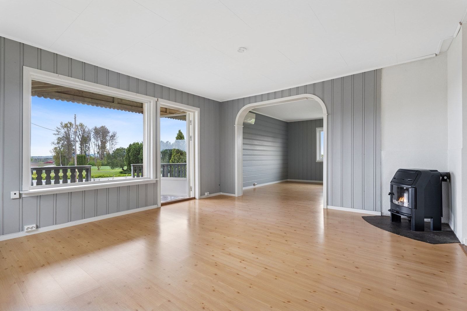 Spisestuen har også en koselig peisovn. Galleribilde