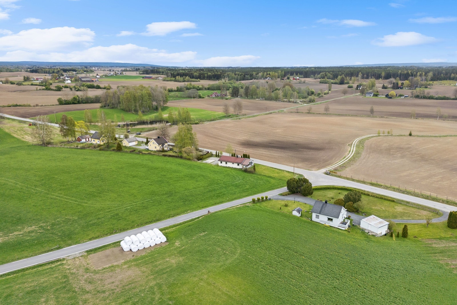 Området består i hovedsak av frittliggende eneboliger med skog- og landbruksområde omkring. Ca. 4 min til dagligvare. Galleribilde
