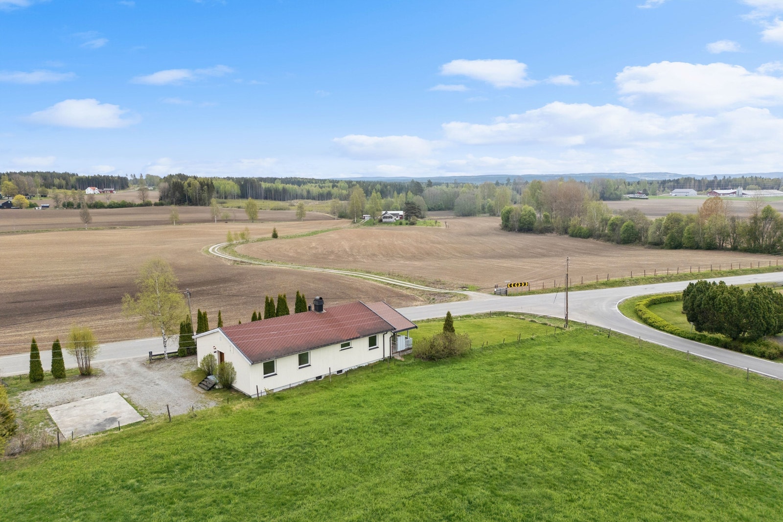Eiendommen ligger landlig og luftig til ca. 9 km utenfor Hamar sentrum. Galleribilde