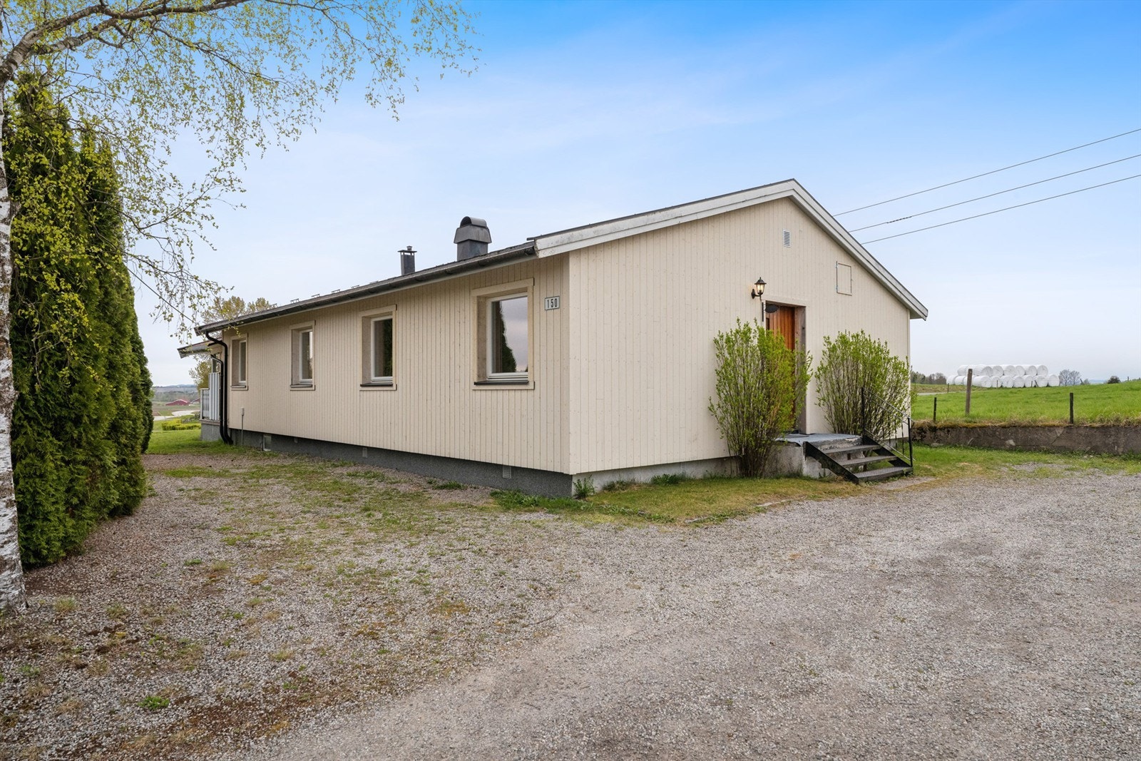 Velkommen til Hommelstadvegen 150! Pen enebolig som byr på en svært praktisk planløsning med alt på ett plan. Galleribilde