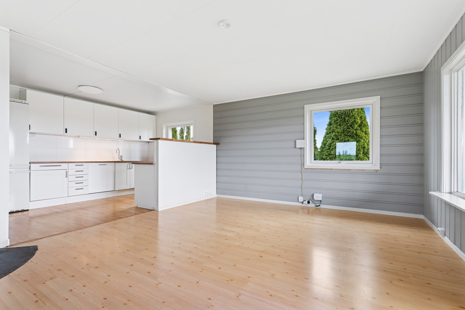 Spisestue med god plass til spisegruppe. Galleribilde