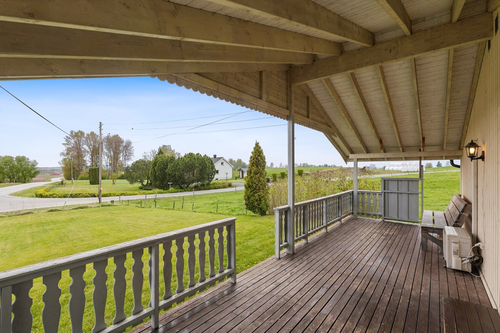 Verandaen har fin plass til utemøbler og gir videre adkomst til hagen. Galleribilde