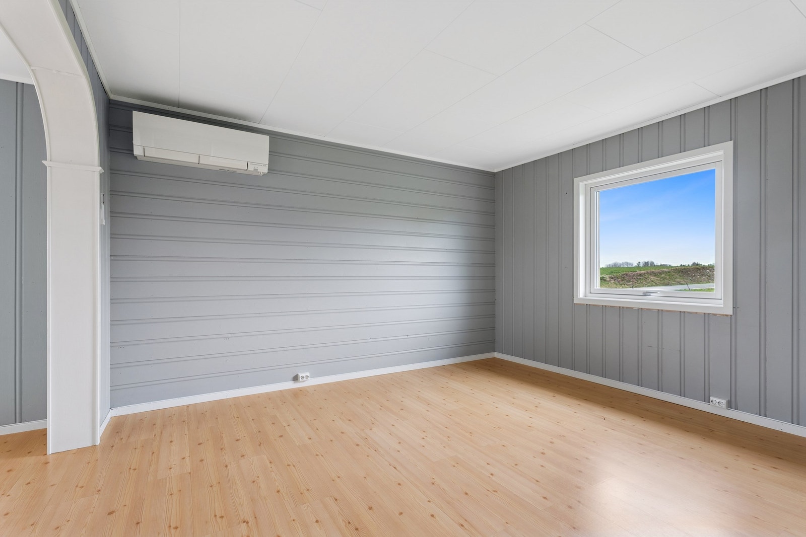 I den andre stuen er det godt med plass til sofagruppe og tv. Her finner vi også en varmepumpe som sørger for god komfort gjennom året. Galleribilde