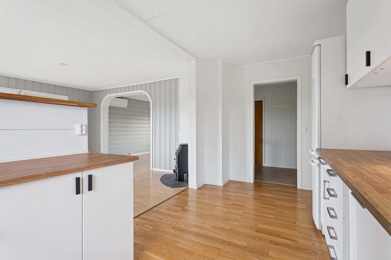 Spisestue og kjøkken er åpnet opp til en luftig og sosial løsning som gir boligen et moderne preg. Galleribilde