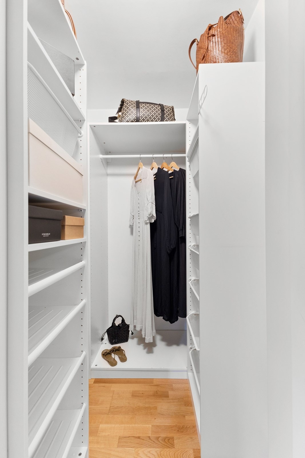 Walk-in med god skapplass Galleribilde