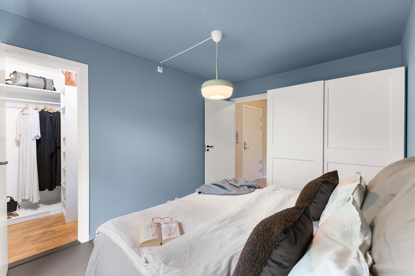 Fra hovedsoverommet er det tilgang til en praktisk walk-in-garderobe Galleribilde