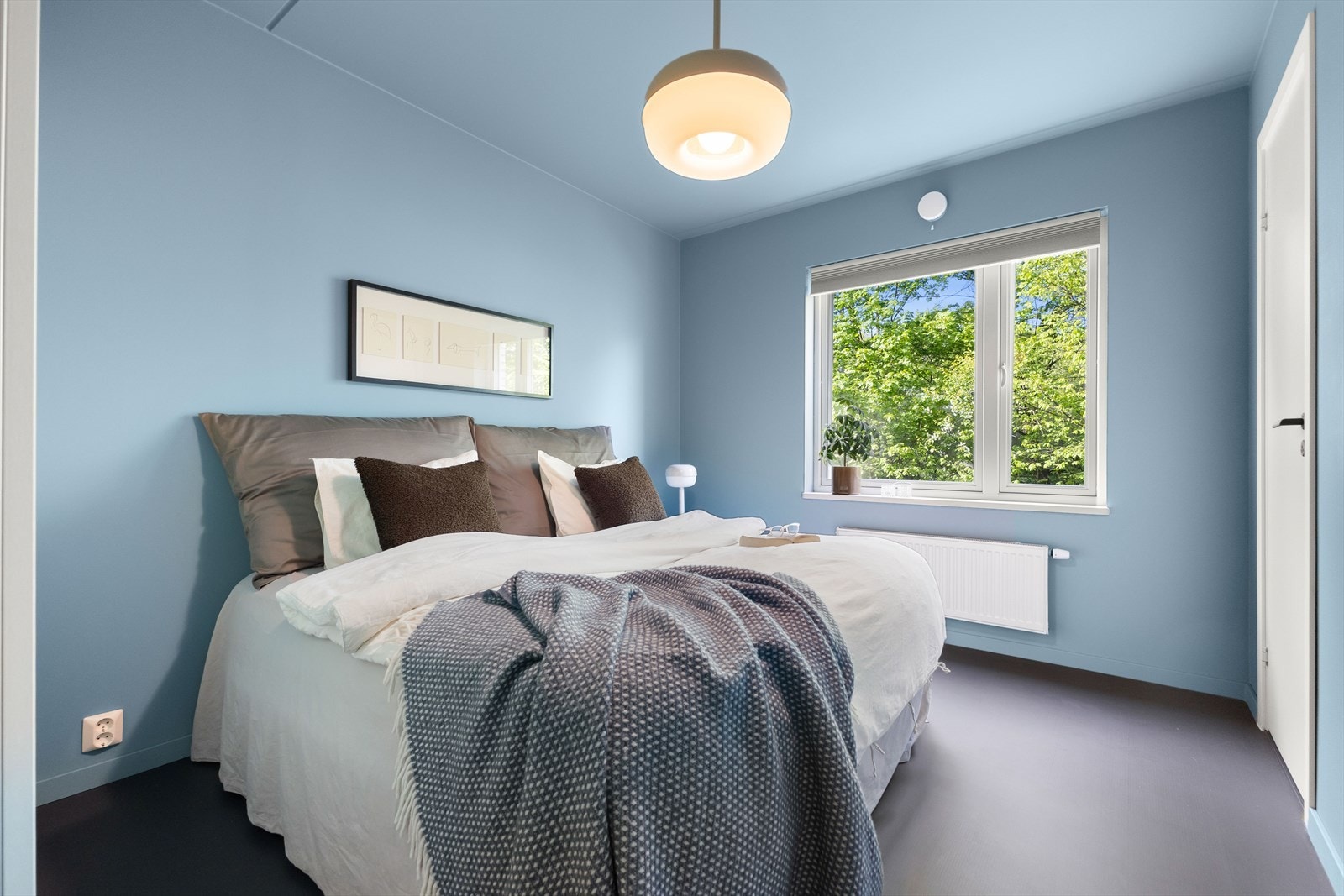 Lunt hovedsoverom med god plass til dobbeltseng, nattbord og garderobeskap Galleribilde