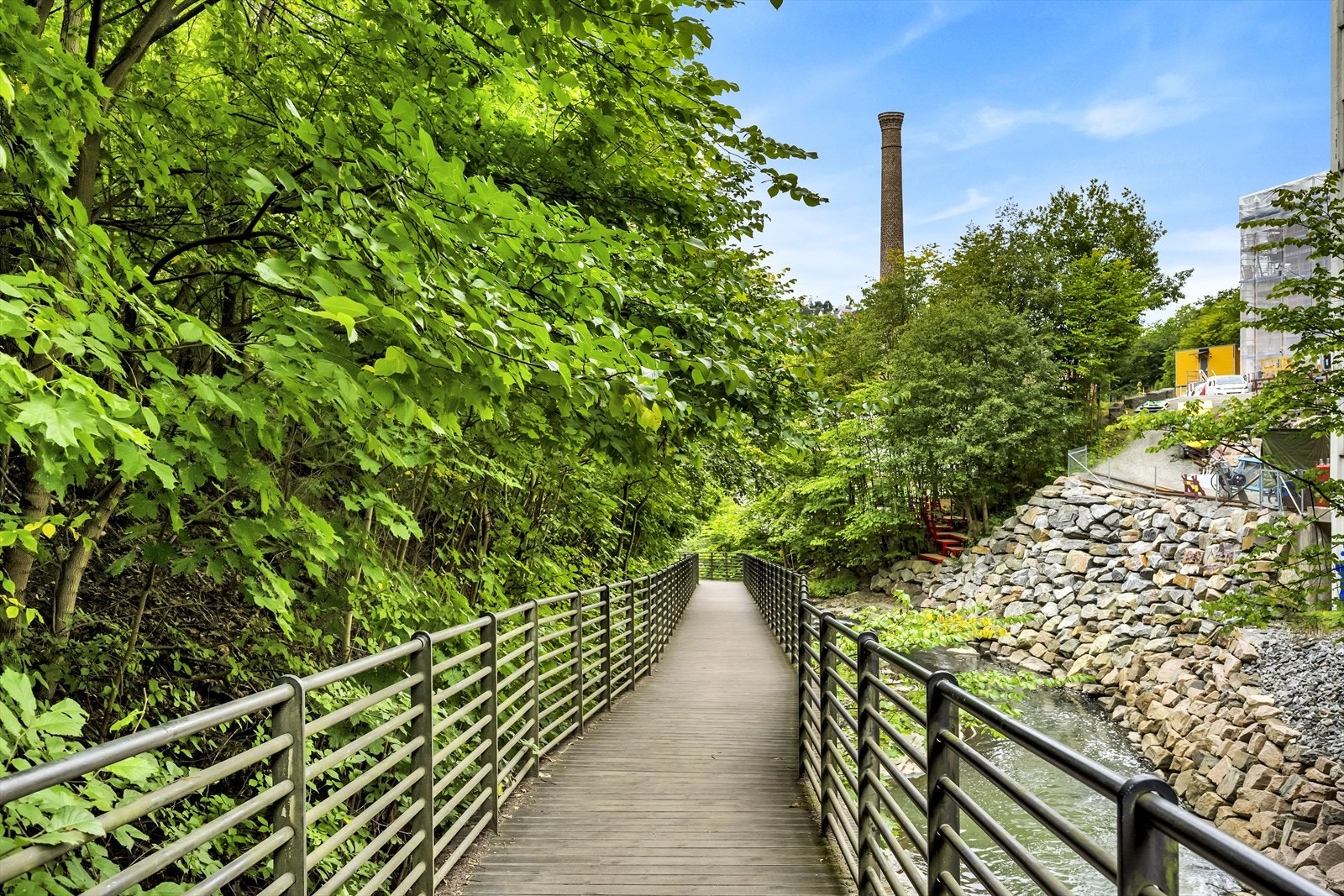 Hengebrua i Svartdalsparken Galleribilde