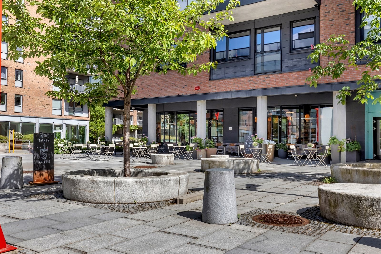 Åpent Bakeri ønsker deg velkommen til en levende og lun møteplass, med deilig håndverksbakst, kaffe fra deres eget brenneri og frokost - og lunsjmat fra deres dyktige kokker. Galleribilde