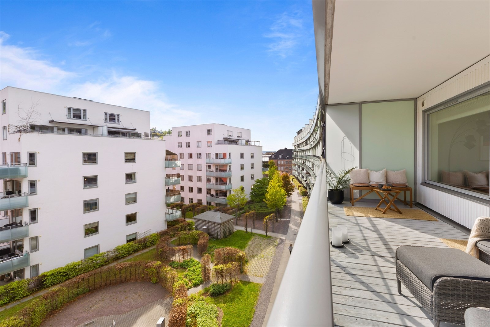 Balkongen er sydvendt med gode solforhold Galleribilde