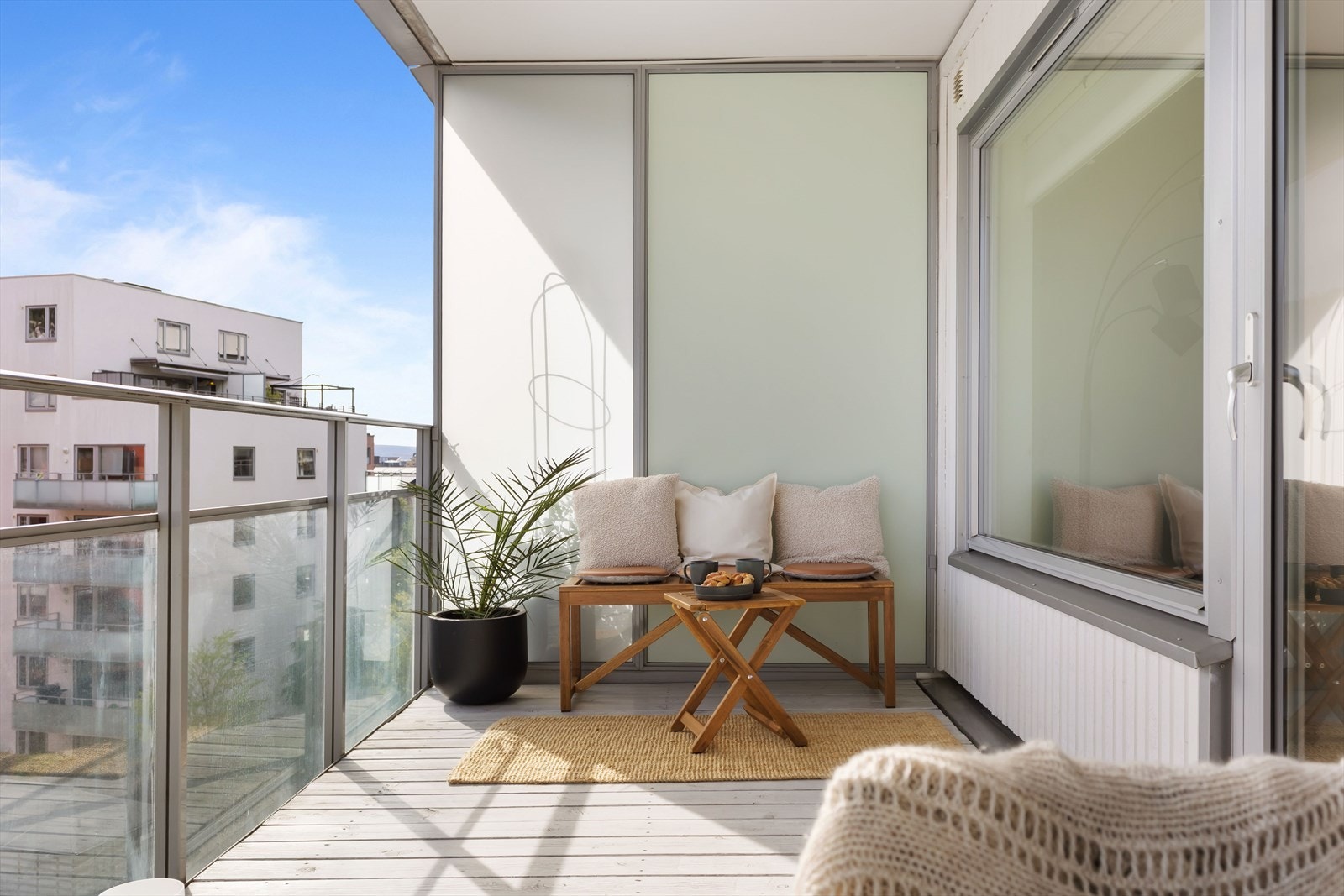 Her er det god plass til utemøbler, grill og beplantning Galleribilde