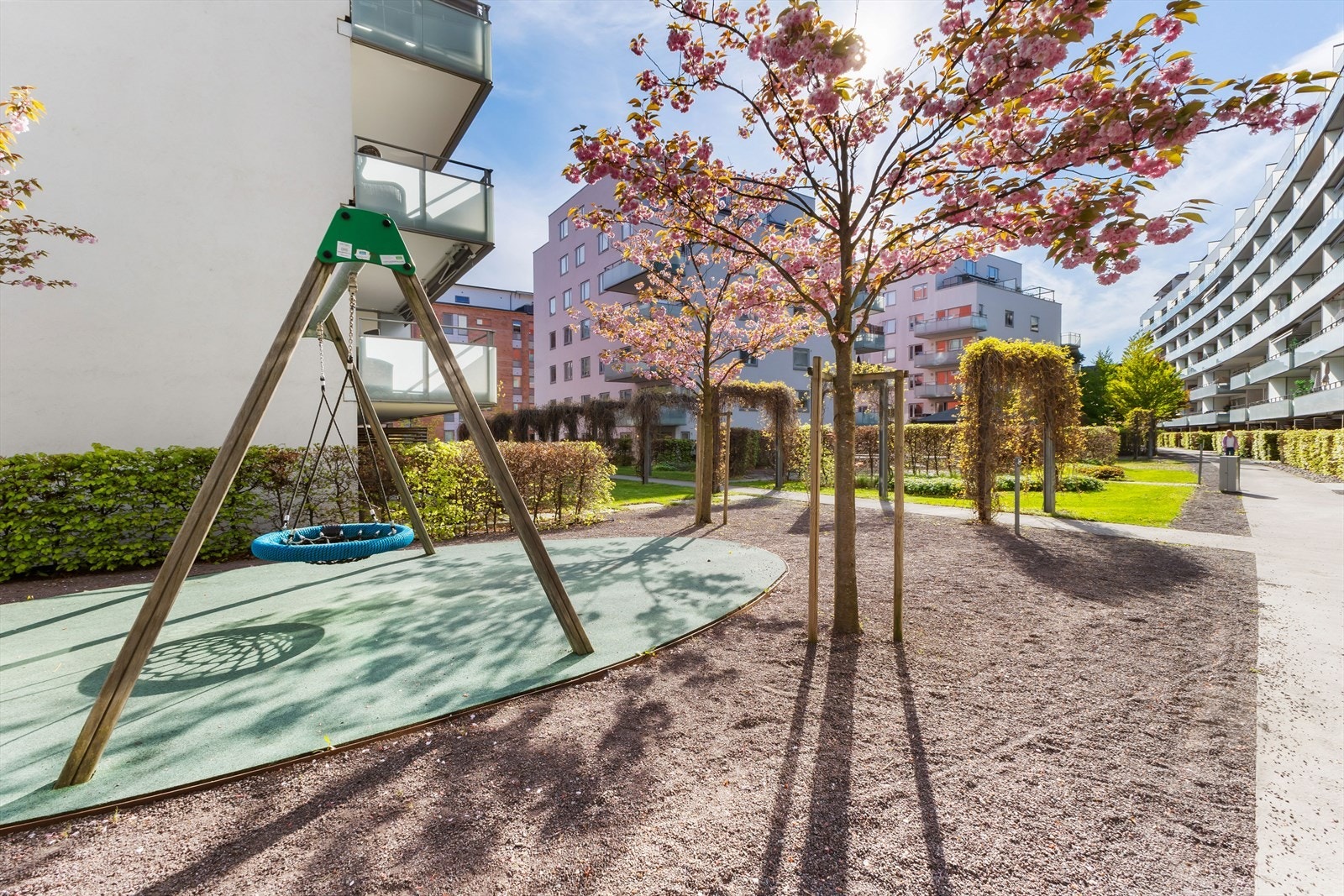 Det er lekeplass i bakgården til glede for de små Galleribilde