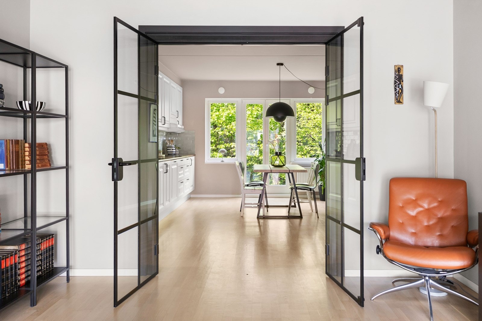 Den gjennomgående planløsningen bidrar til godt med lysinnslipp Galleribilde