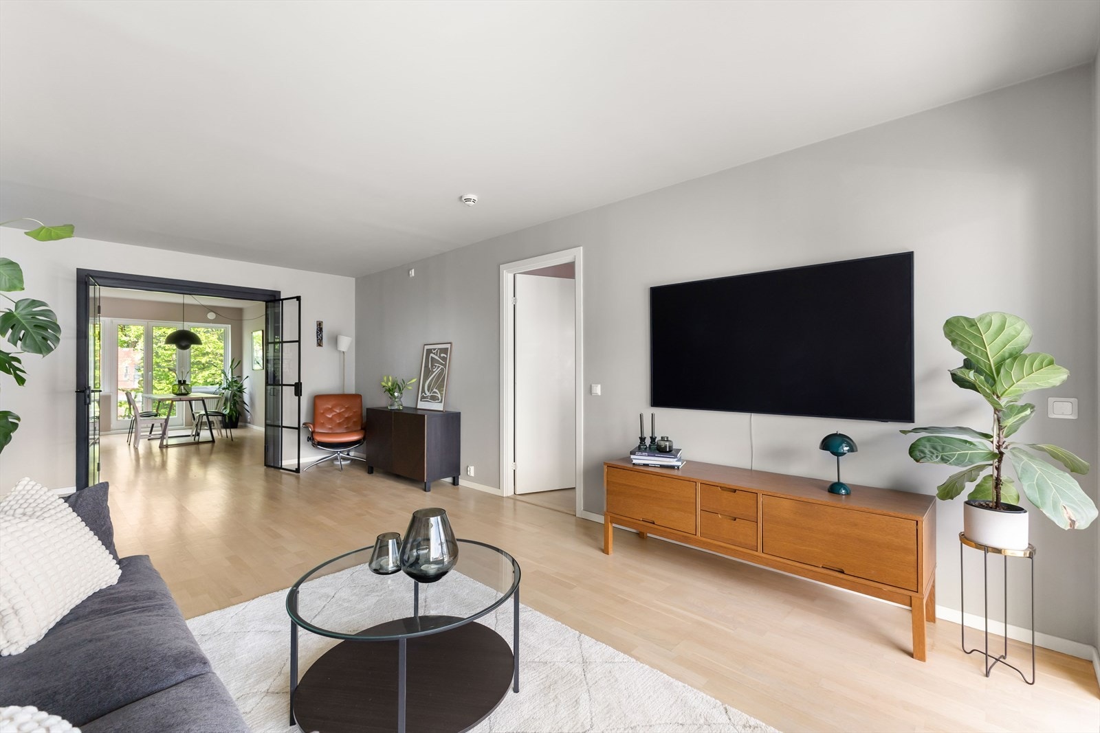 Stue og kjøkken er utformet i en åpen og sosial planløsning, med mulighet for å adskille rommene med elegante glassdører Galleribilde