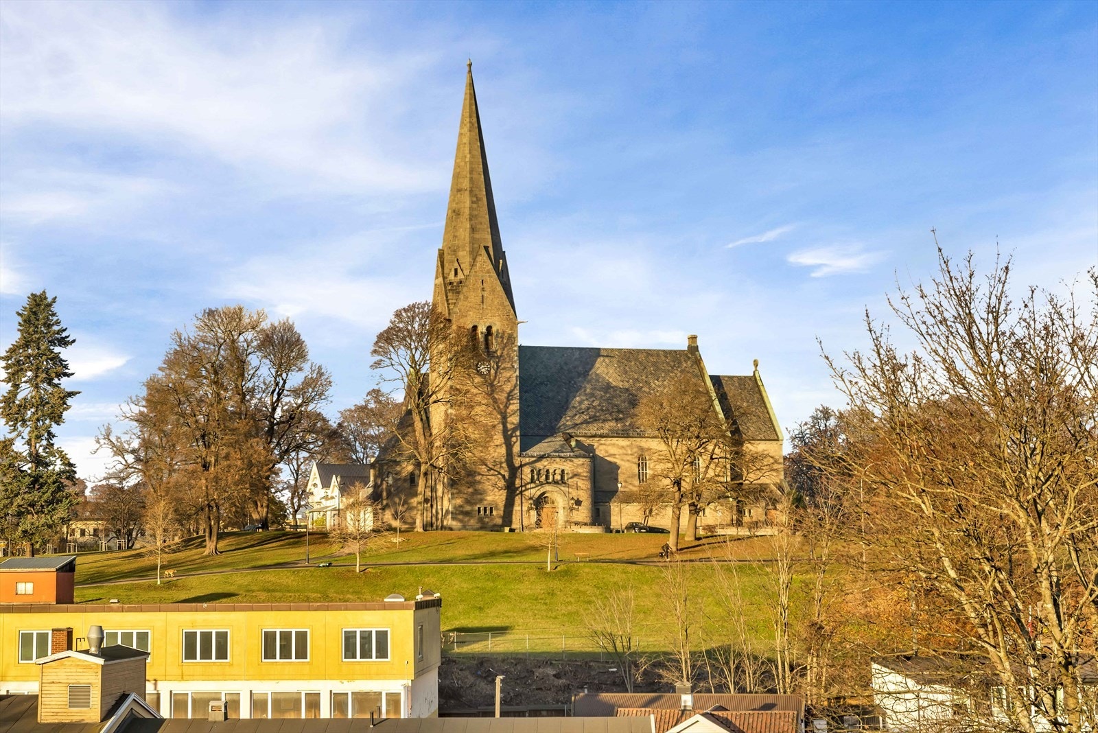Utsikt mot Vålerenga kirke (fra takterrassen) Galleribilde
