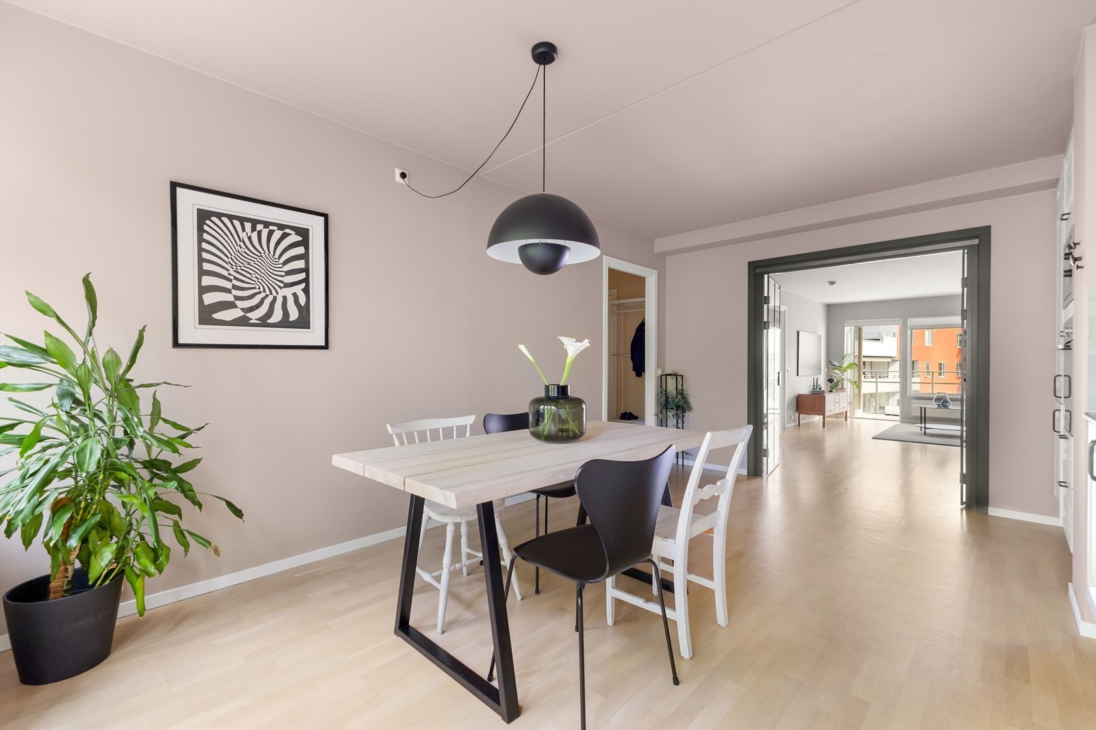 Det er plass til et hyggelig spisebord på kjøkkenet Galleribilde