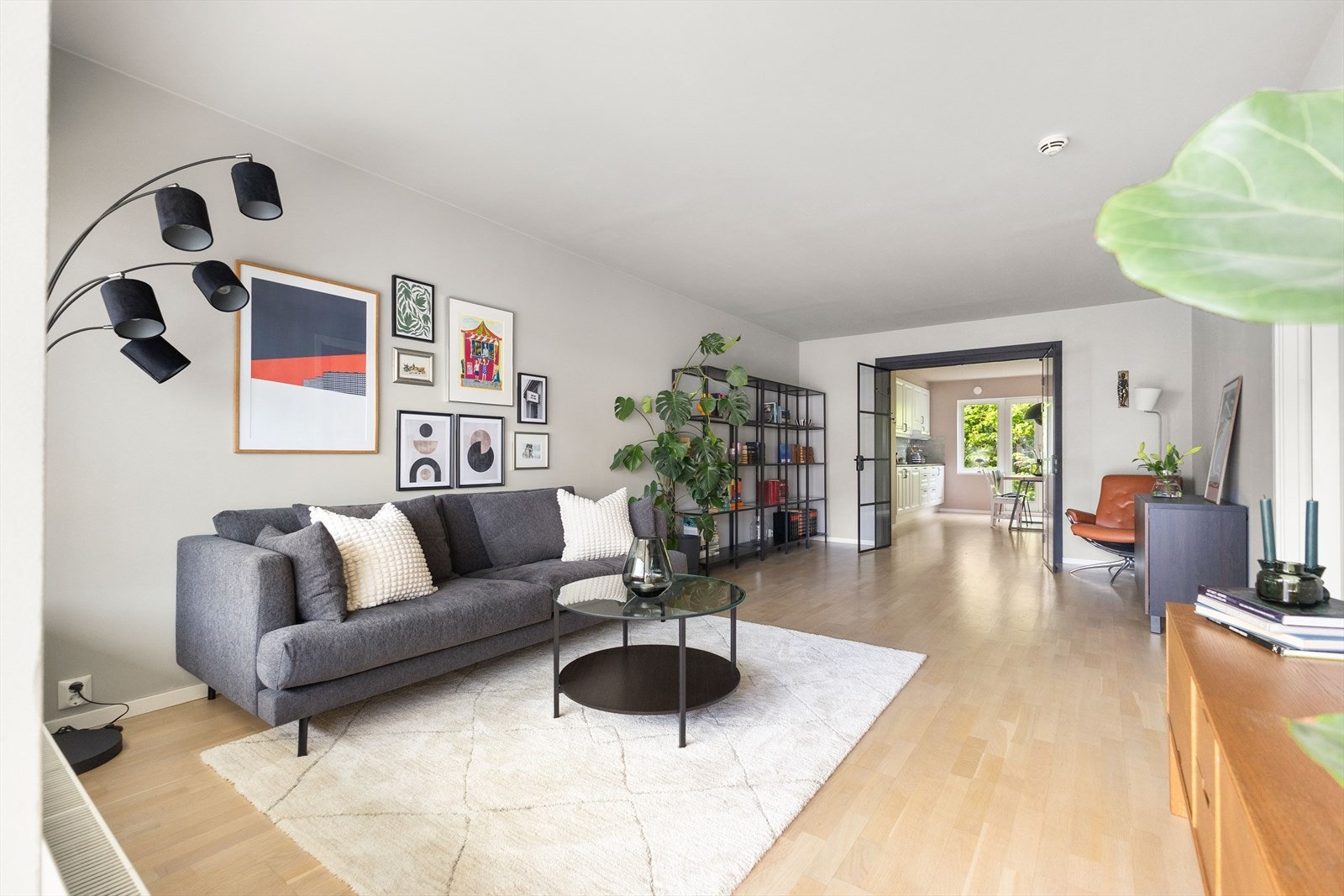 Stuen er meget romslig med god plass til sofa, tv-benk og øvrig møblement Galleribilde