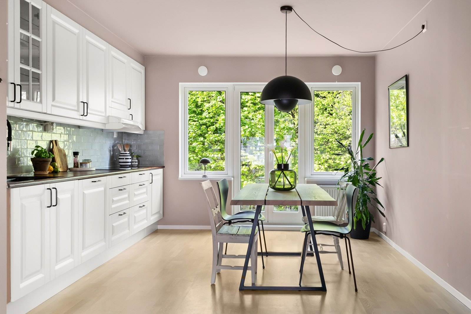 Pent kjøkken innredet med profilerte fronter og heltre benkeplate Galleribilde