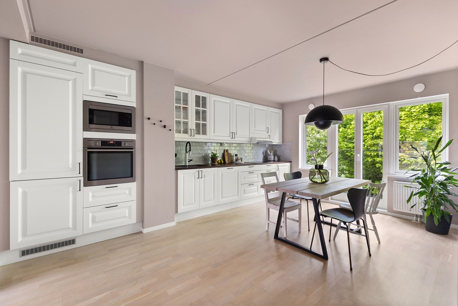 Kjøkkenet er utstyrt med integrerte hvitevarer som kjøl- og fryseskap, komfyr, platetopp og oppvaskmaskin Galleribilde