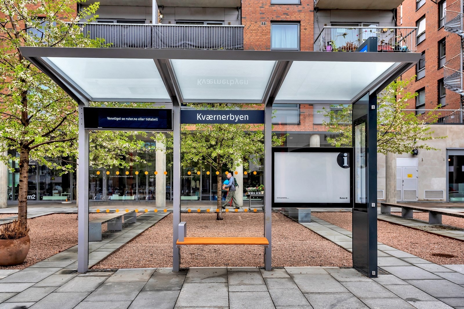 Det er ikke langt til nærmeste bussholdeplass hvor buss nr 54 går og det tar ca. 9 min ned til Jernbanetorget. Det er også mulig å ta nr. 34, 74 og 70 bussen fra busstoppet, Kværner, som også er like ved boligen. Galleribilde