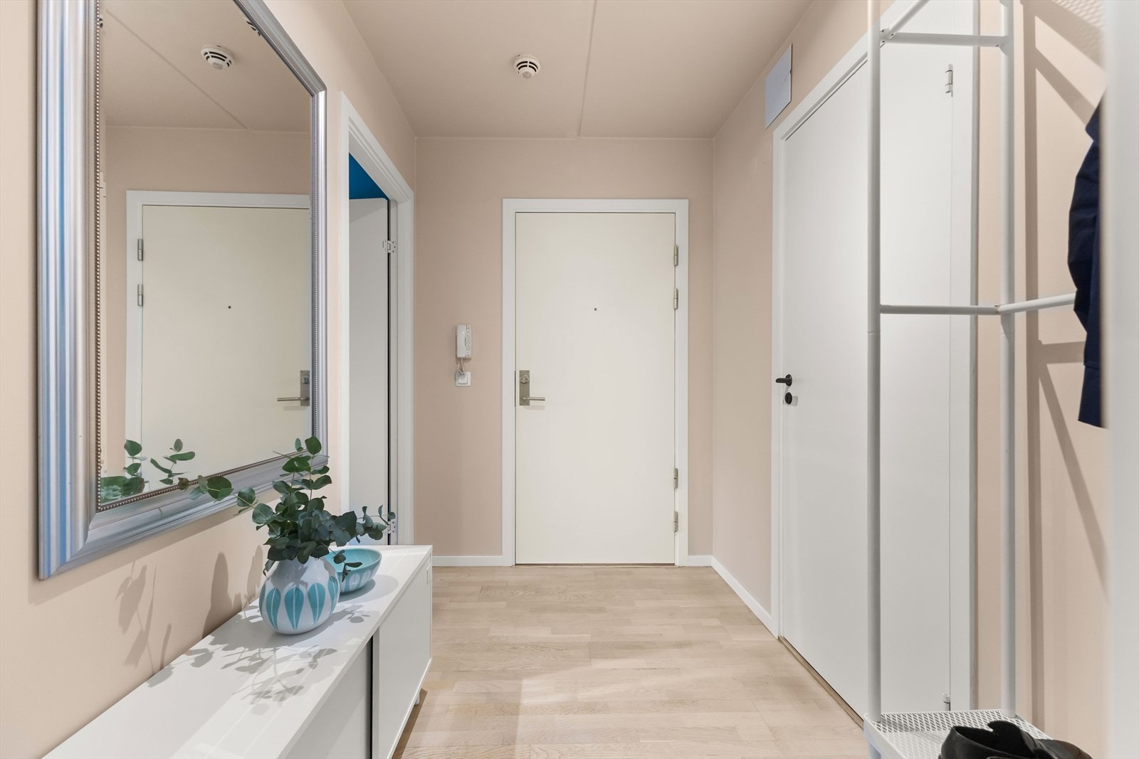 Lys og innbydende entré med god plass til å henge fra seg ytterklær og sko Galleribilde