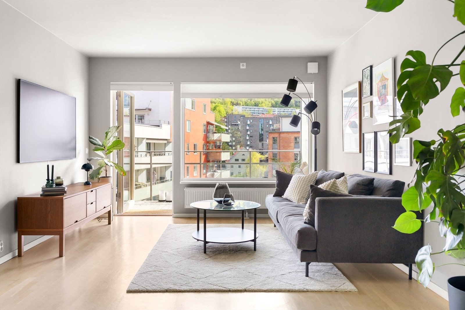 Stuen er malt i delikate farger som harmonerer med parkettgulvet Galleribilde