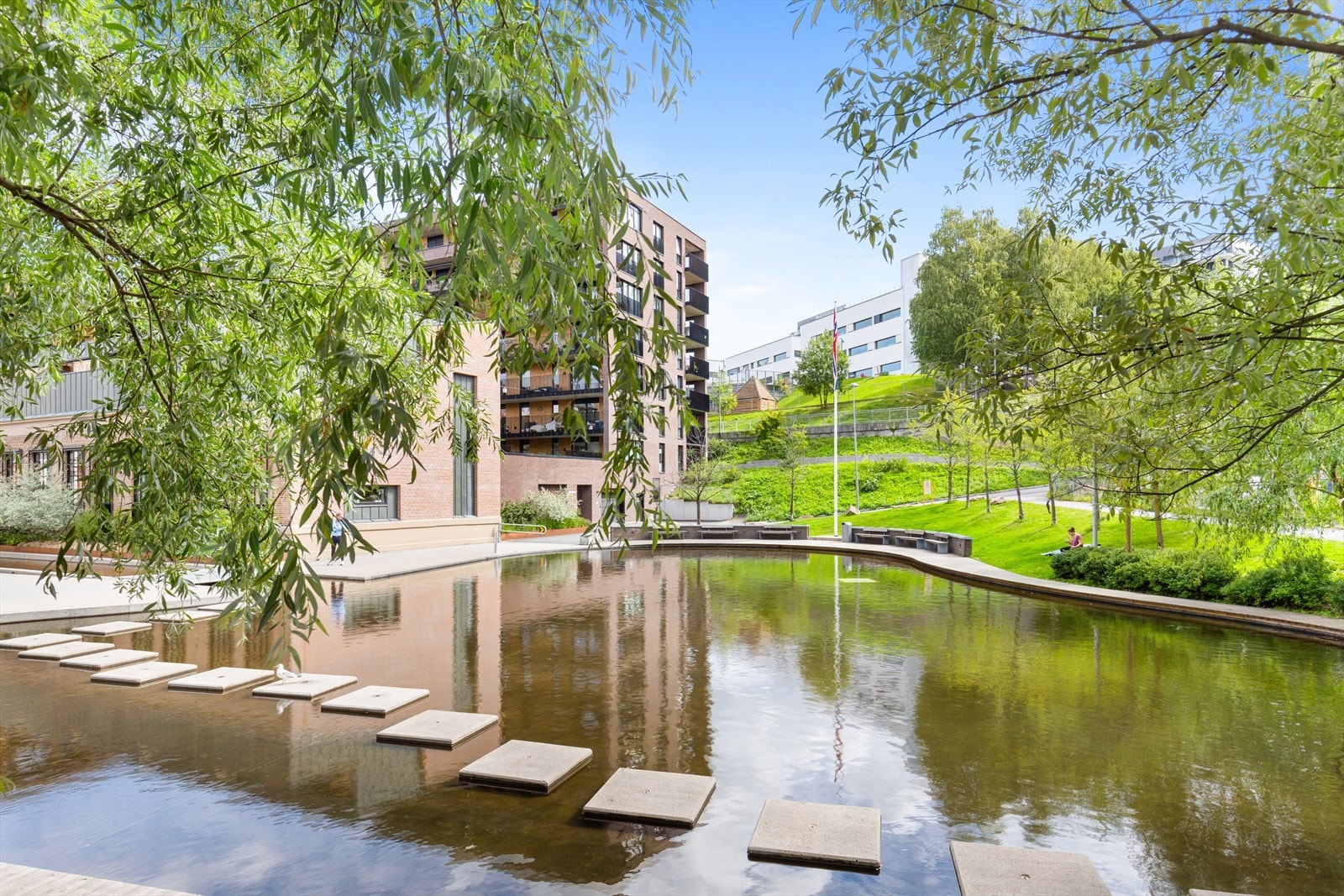 Dammen i Kværnerbyen er et populært sted sommer som vinter. Her blir det skøytebane på vinterestid og flere barnefamilier samles her om sommeren. Galleribilde