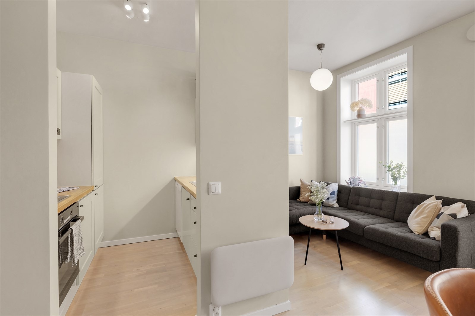 Delvis åpen stue- og kjøkkenløsning gir et sosialt og hyggelig oppholdsrom. Galleribilde