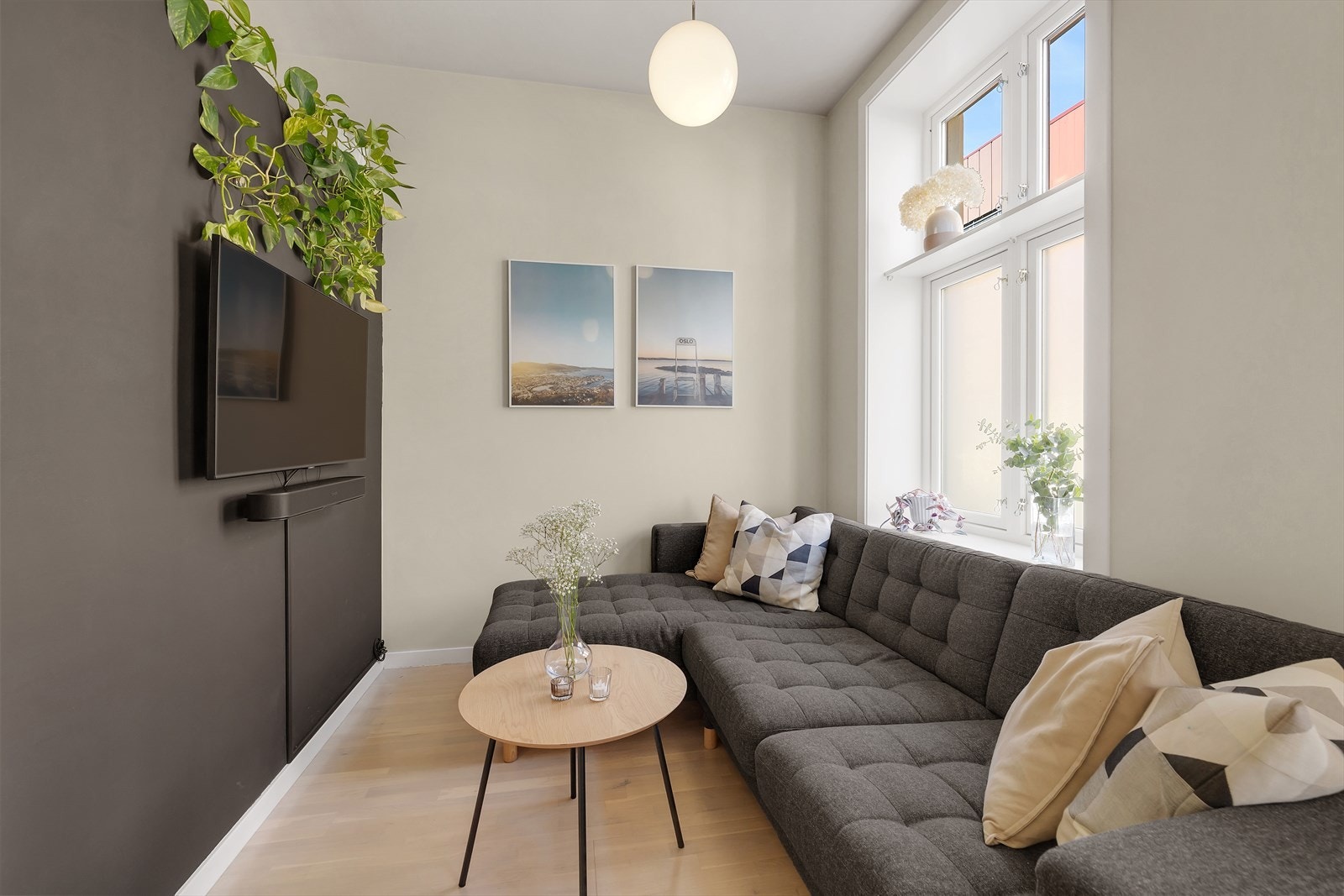 Rommets utforming byr også på flere møblingsmuligheter med god plass til sofagruppe, TV-møbler og spisebord. Galleribilde