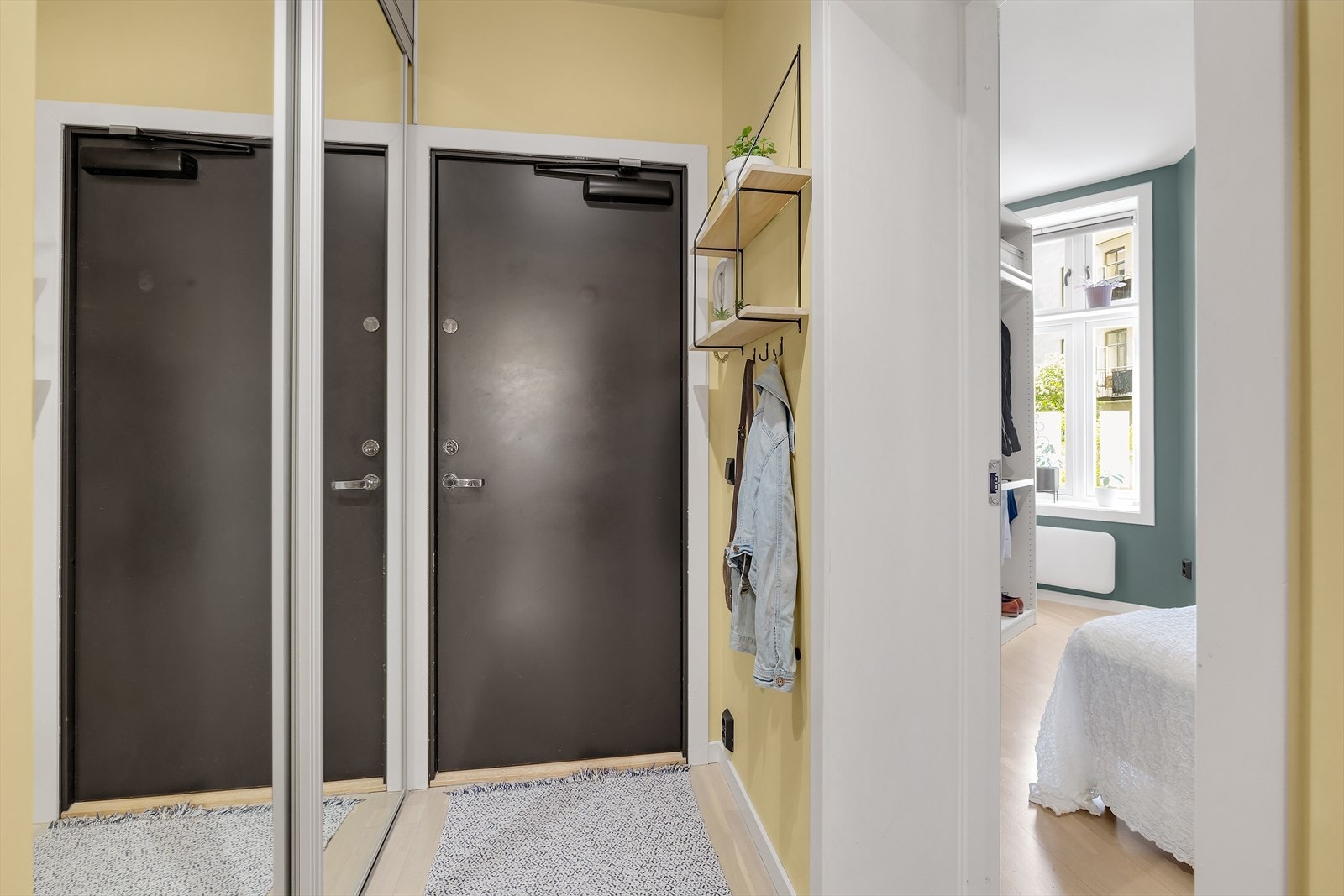 Her er det god plass til å henge fra seg yttertøy og sko, samt gode oppbevaringsmuligheter i skyvedørsgarderobe. Galleribilde